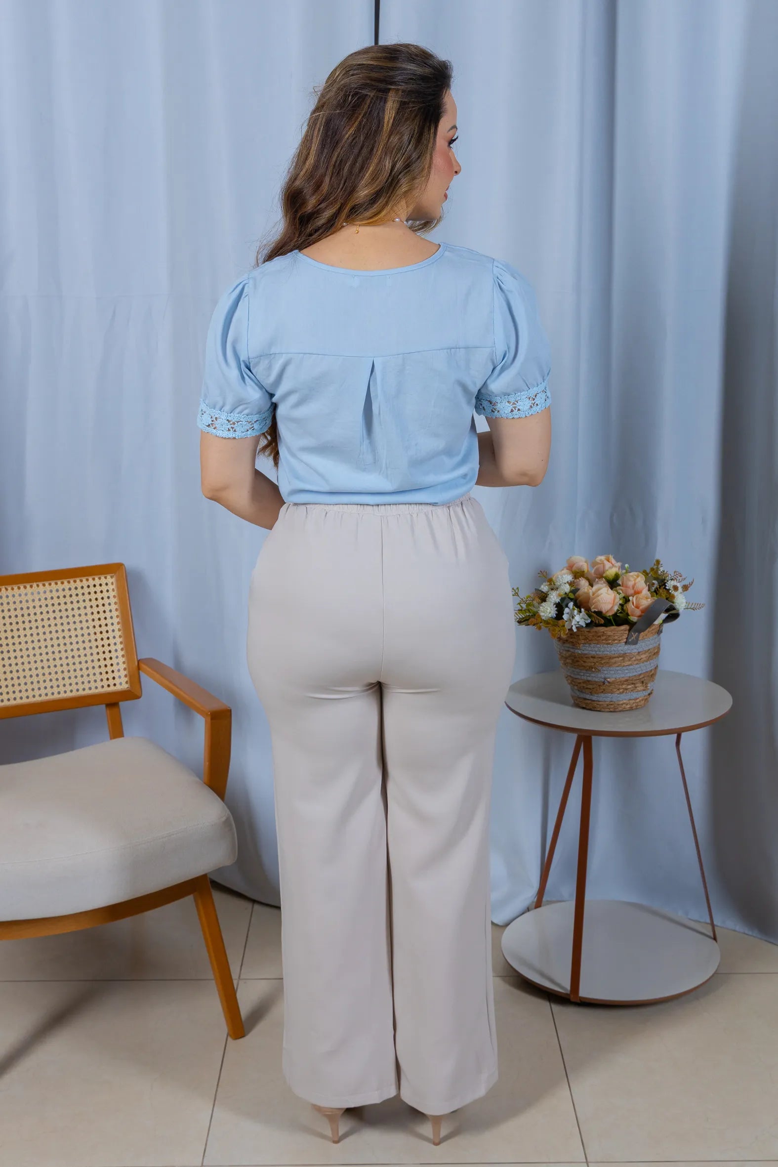 Blusa Manga Curta em Cotton Mix com Detalhe em Crochê Paula Azul