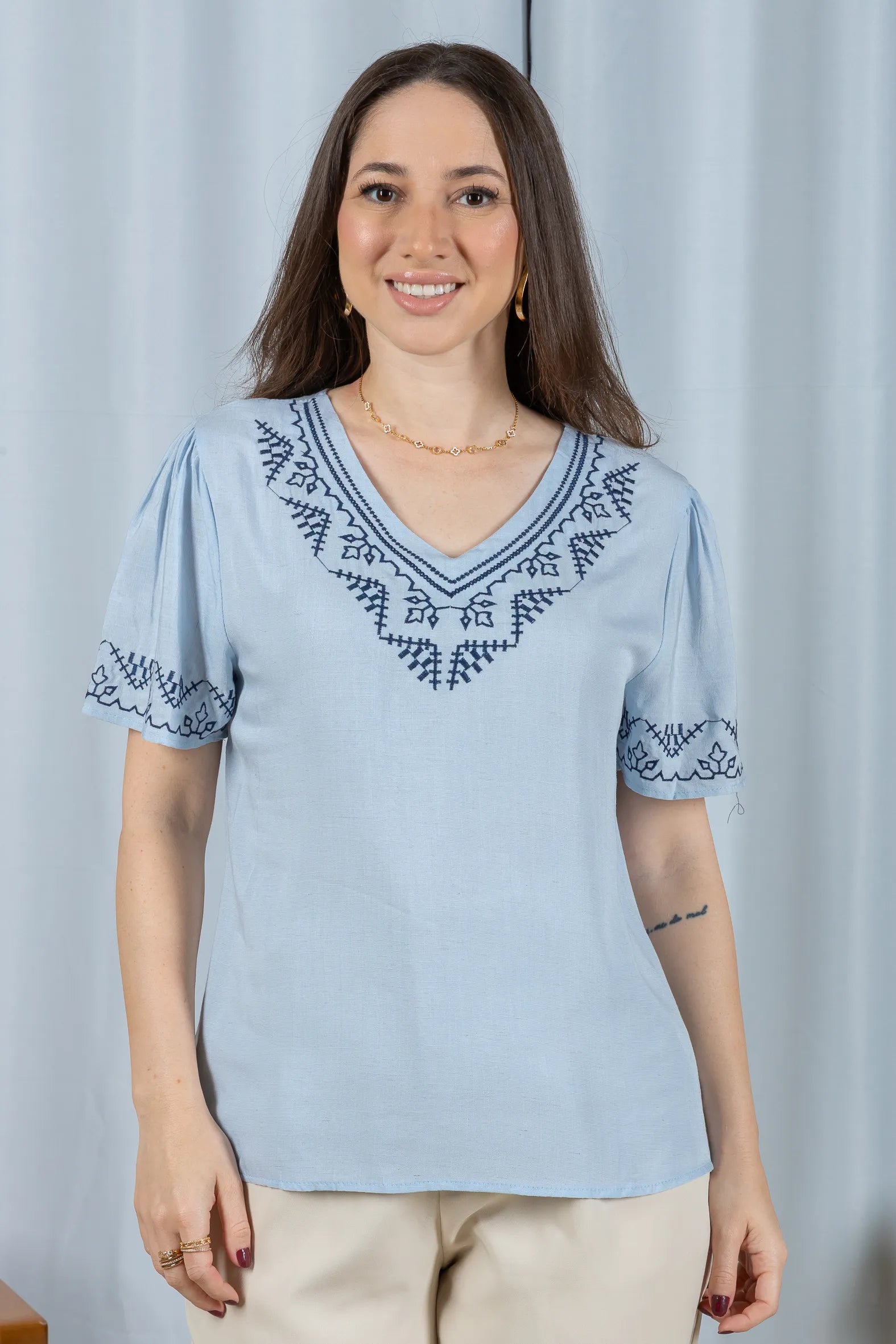 Blusa Manga Curta Detalhe Colo Bordado Visco Linho Jaqueline Azul