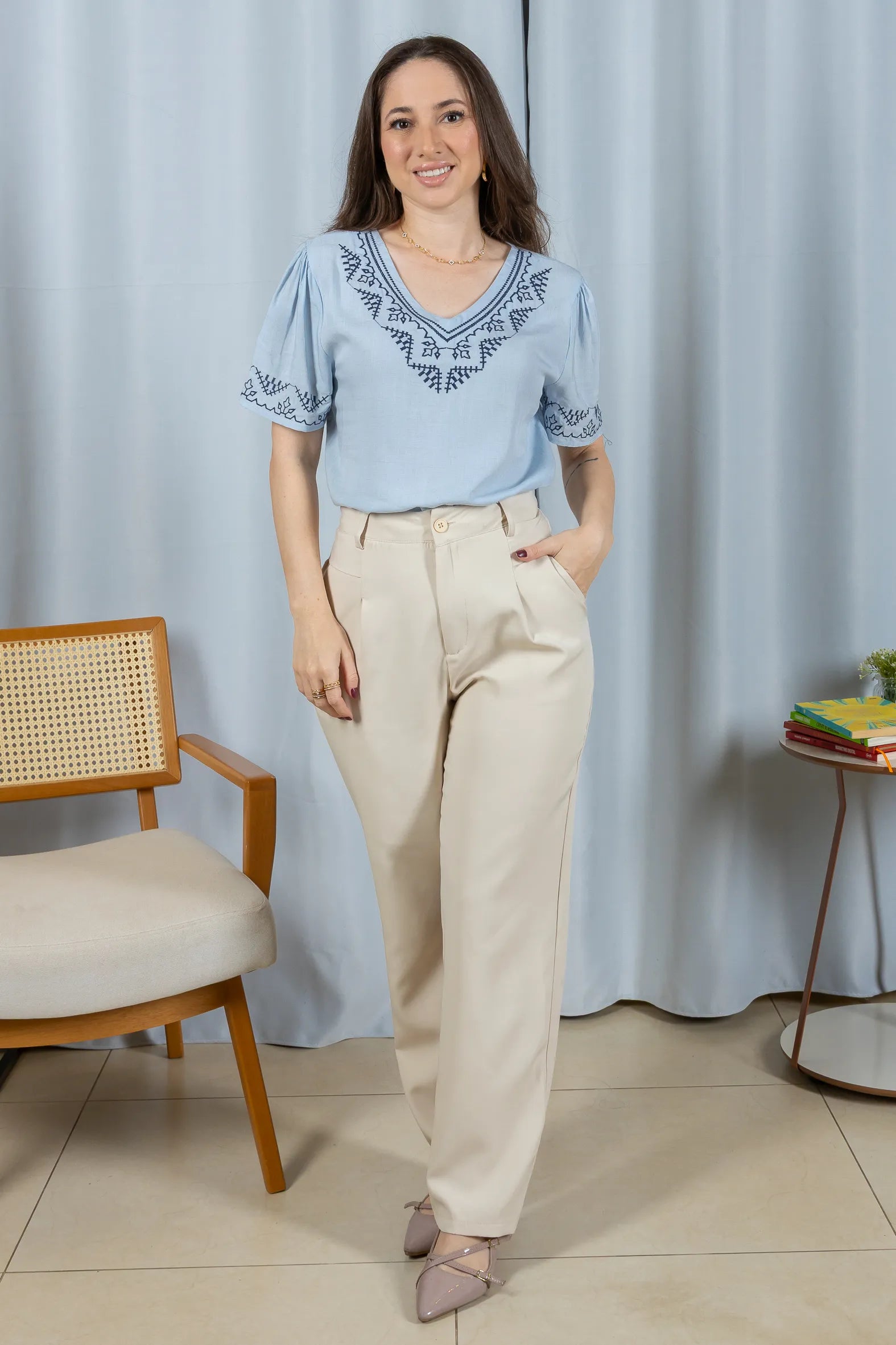 Blusa Manga Curta Detalhe Colo Bordado Visco Linho Jaqueline Azul