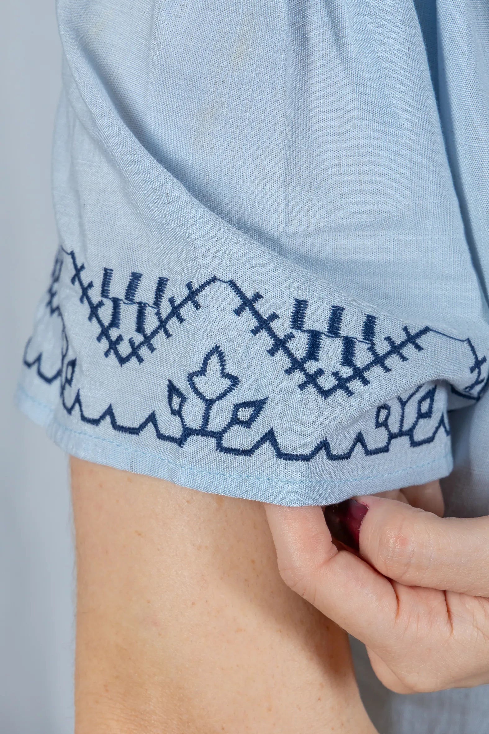 Blusa Manga Curta Detalhe Colo Bordado Visco Linho Jaqueline Azul