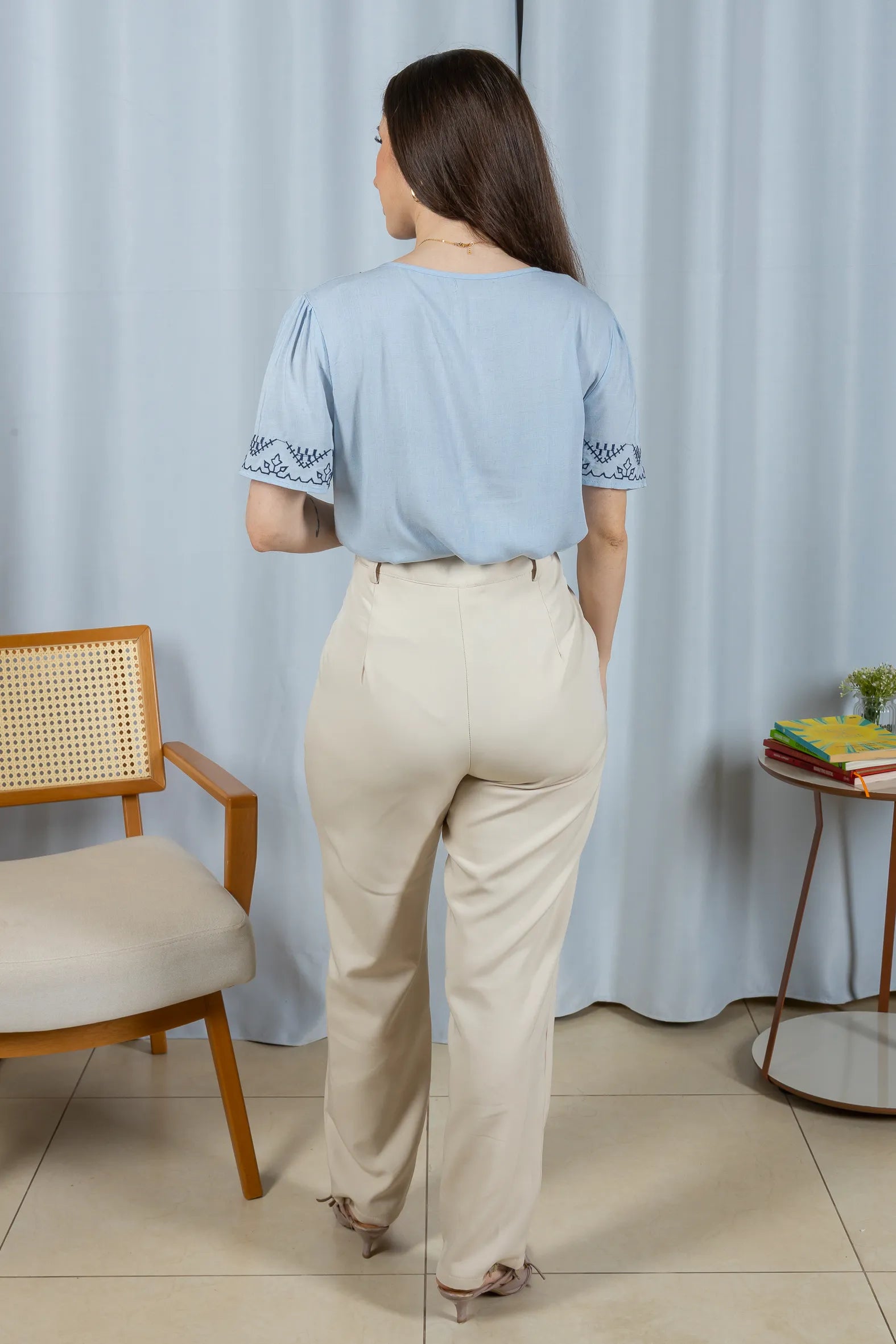 Blusa Manga Curta Detalhe Colo Bordado Visco Linho Jaqueline Azul