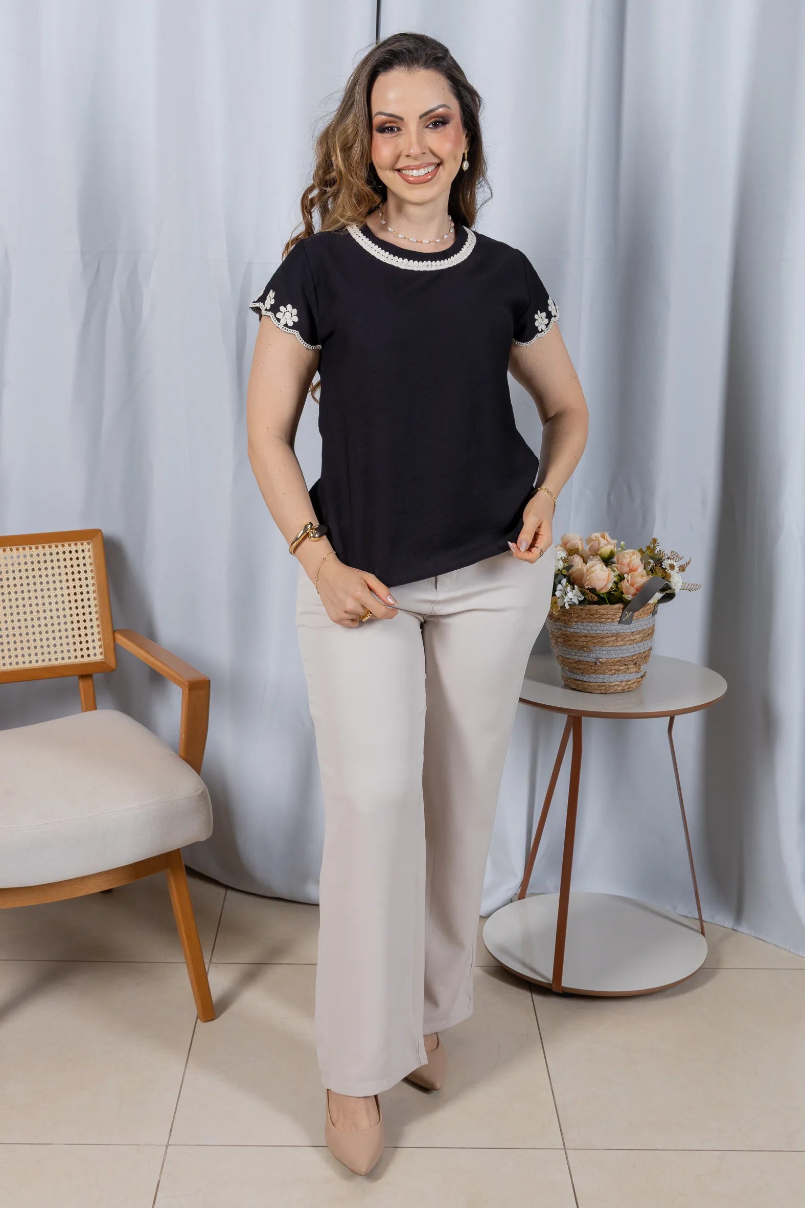 Blusa Manga Curta em Visco Soft com Detalhes Delicados Karina Preta