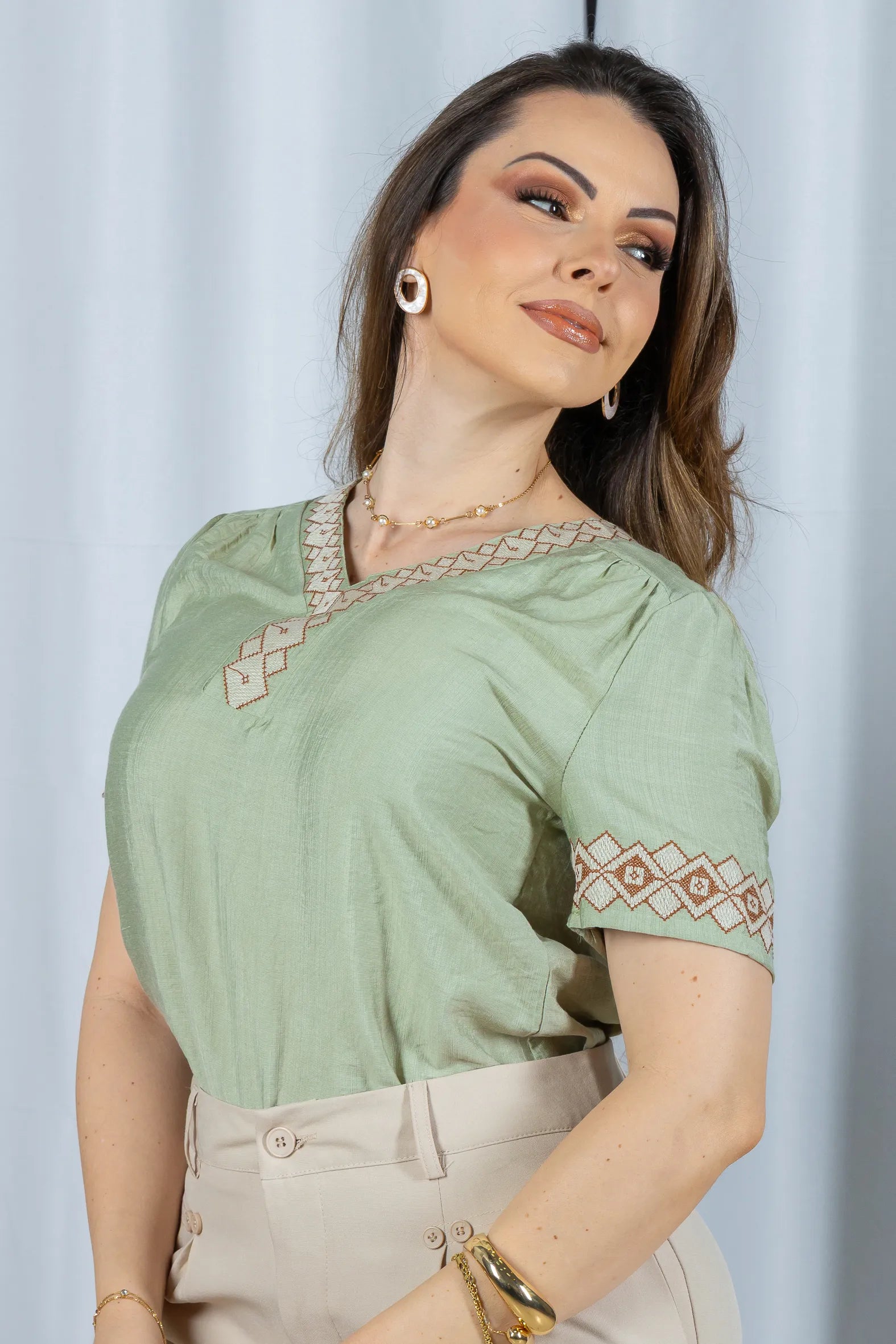 Blusa Manga Curta Detalhe Decote "V" Bordada Visco Brise Clarice Verde