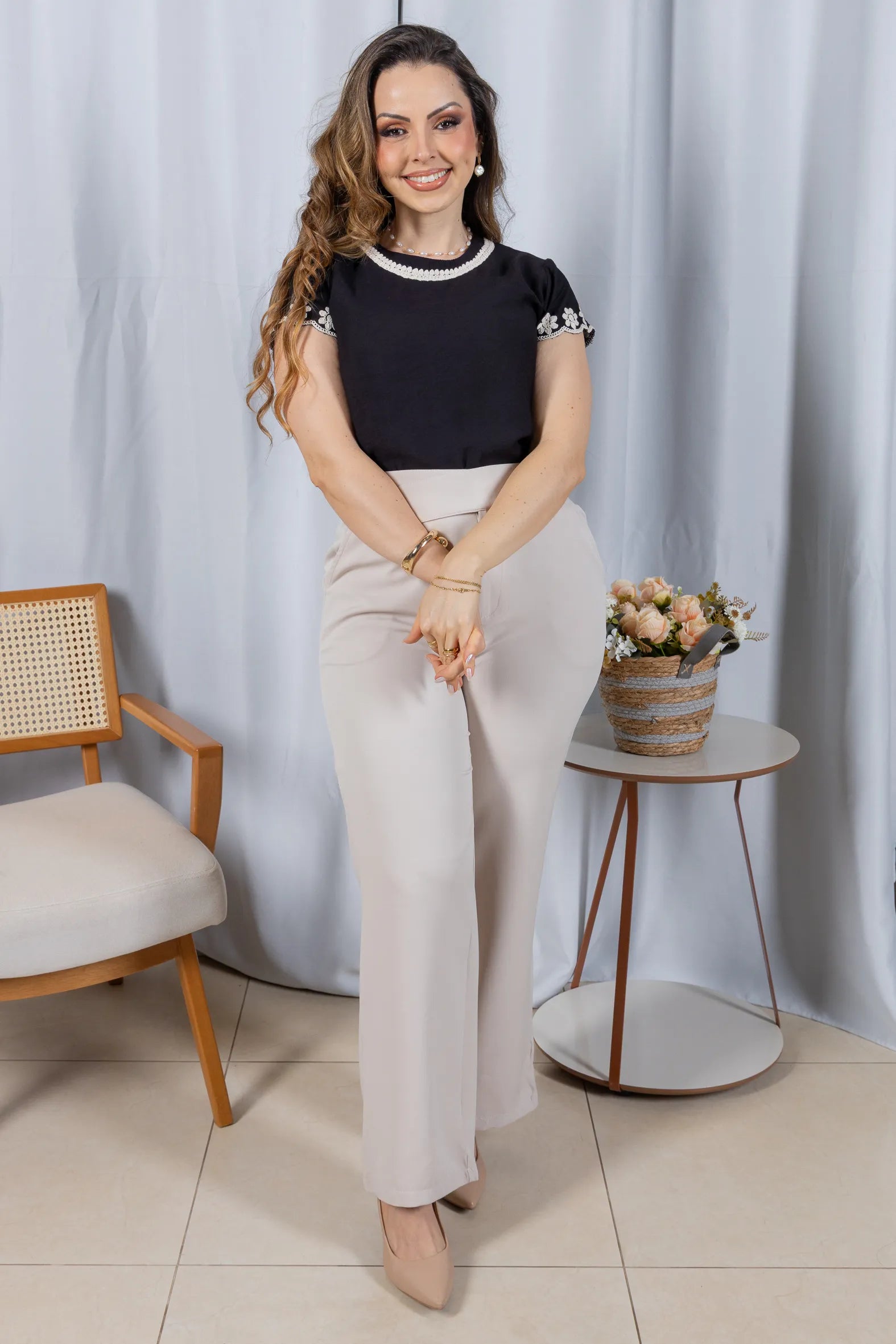 Blusa Manga Curta em Visco Soft com Detalhes Delicados Karina Preta