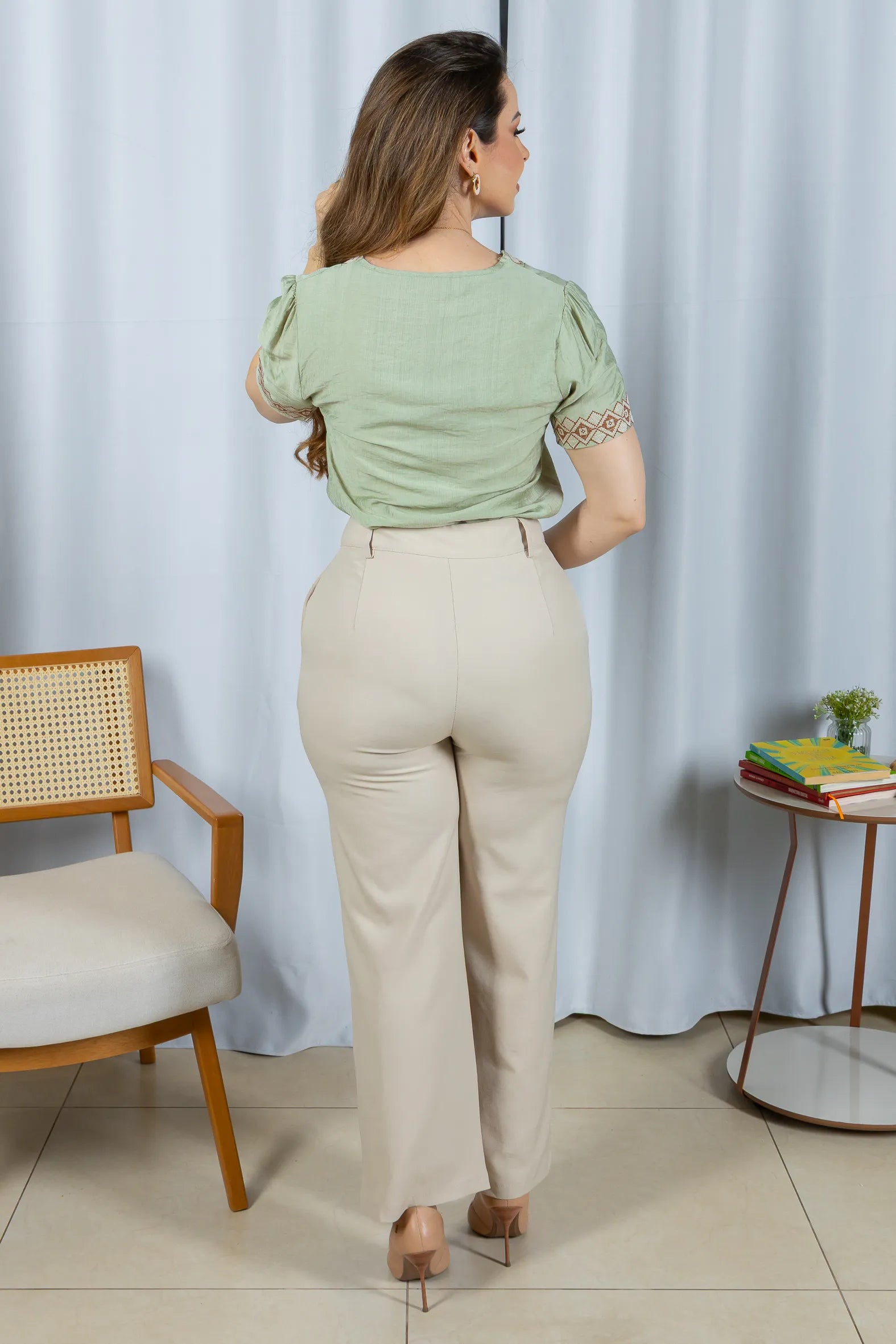 Blusa Manga Curta Detalhe Decote "V" Bordada Visco Brise Clarice Verde