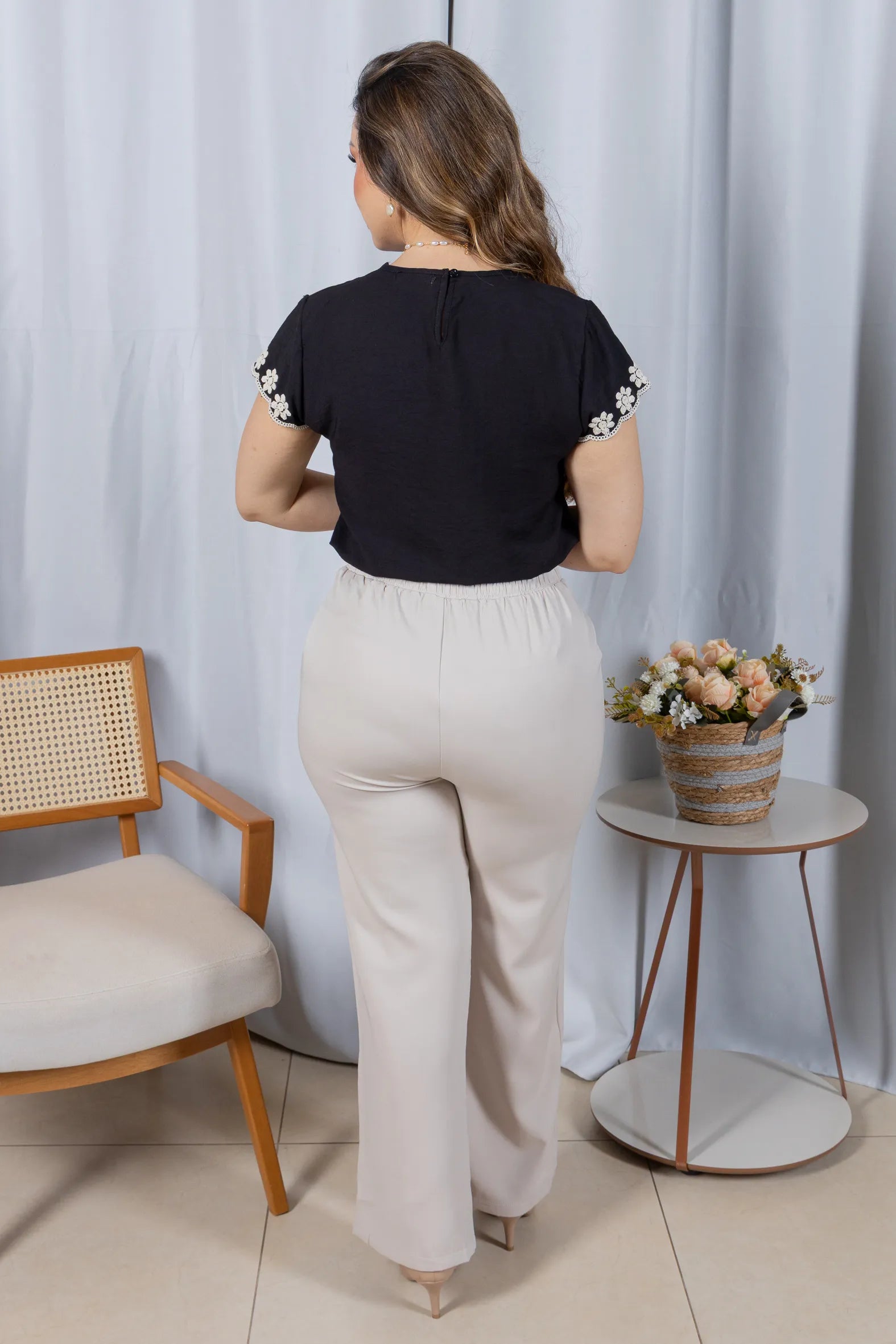 Blusa Manga Curta em Visco Soft com Detalhes Delicados Karina Preta