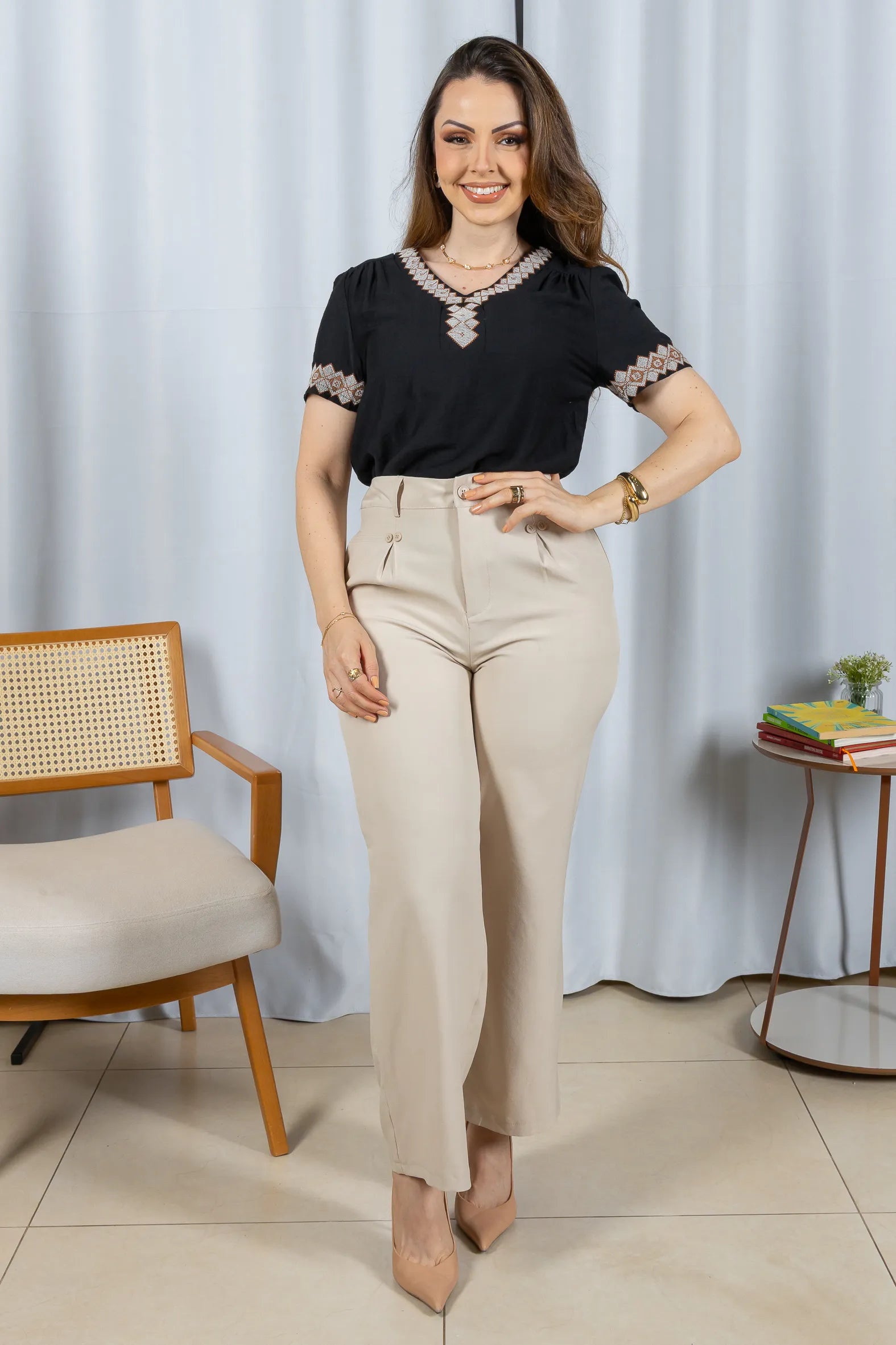 Blusa Manga Curta Detalhe Decote "V" Bordada Visco Brise Clarice Preta