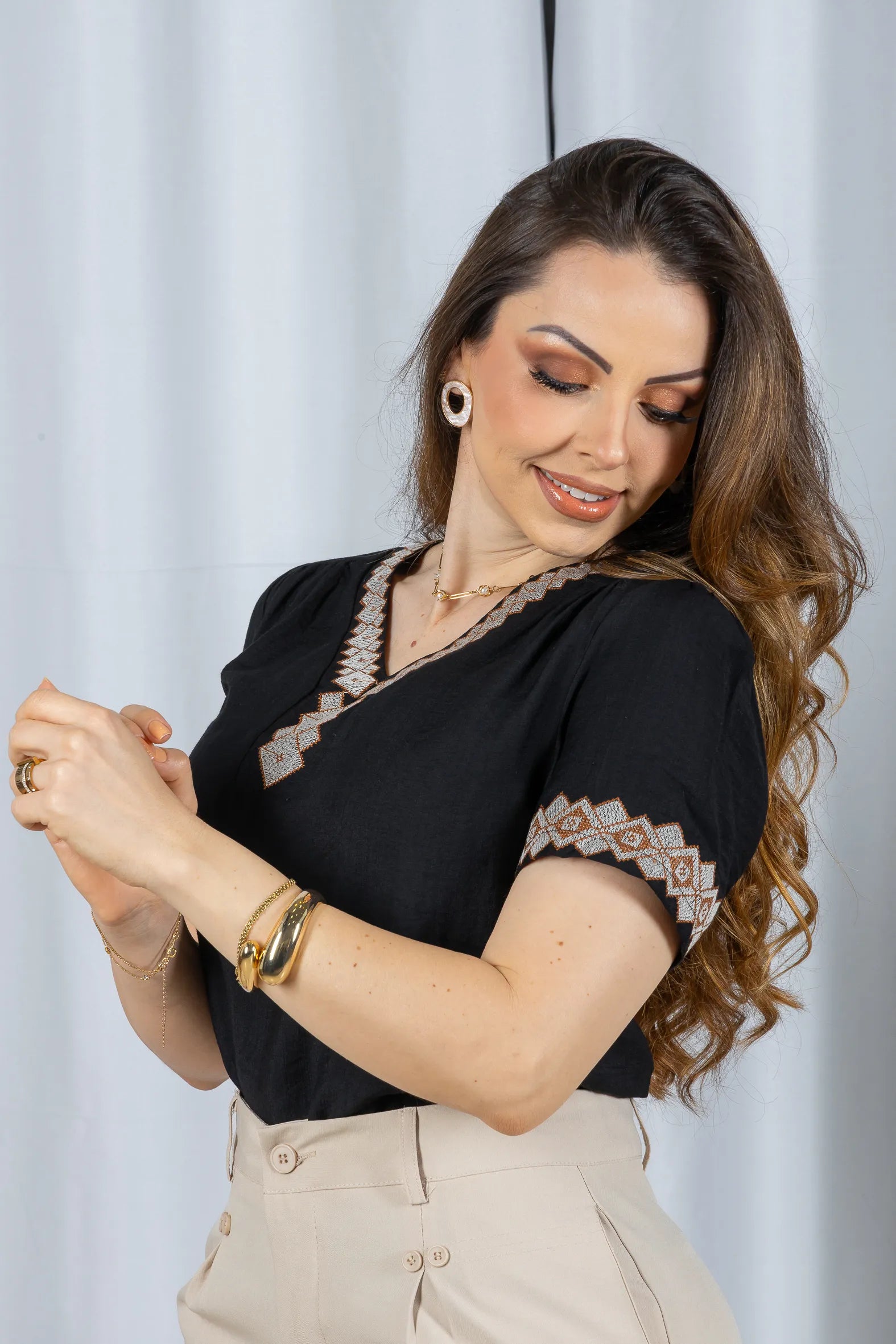 Blusa Manga Curta Detalhe Decote "V" Bordada Visco Brise Clarice Preta