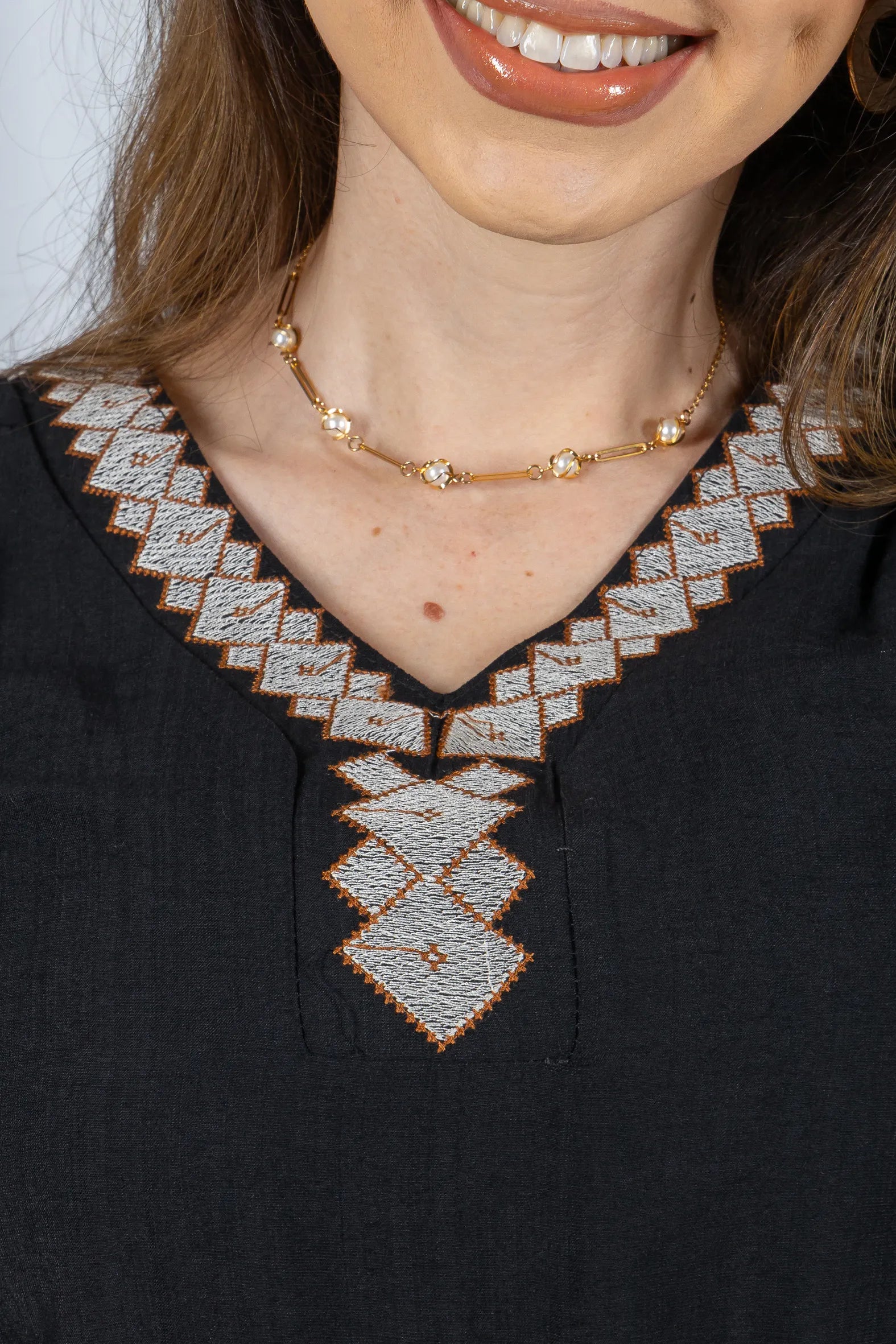 Blusa Manga Curta Detalhe Decote "V" Bordada Visco Brise Clarice Preta