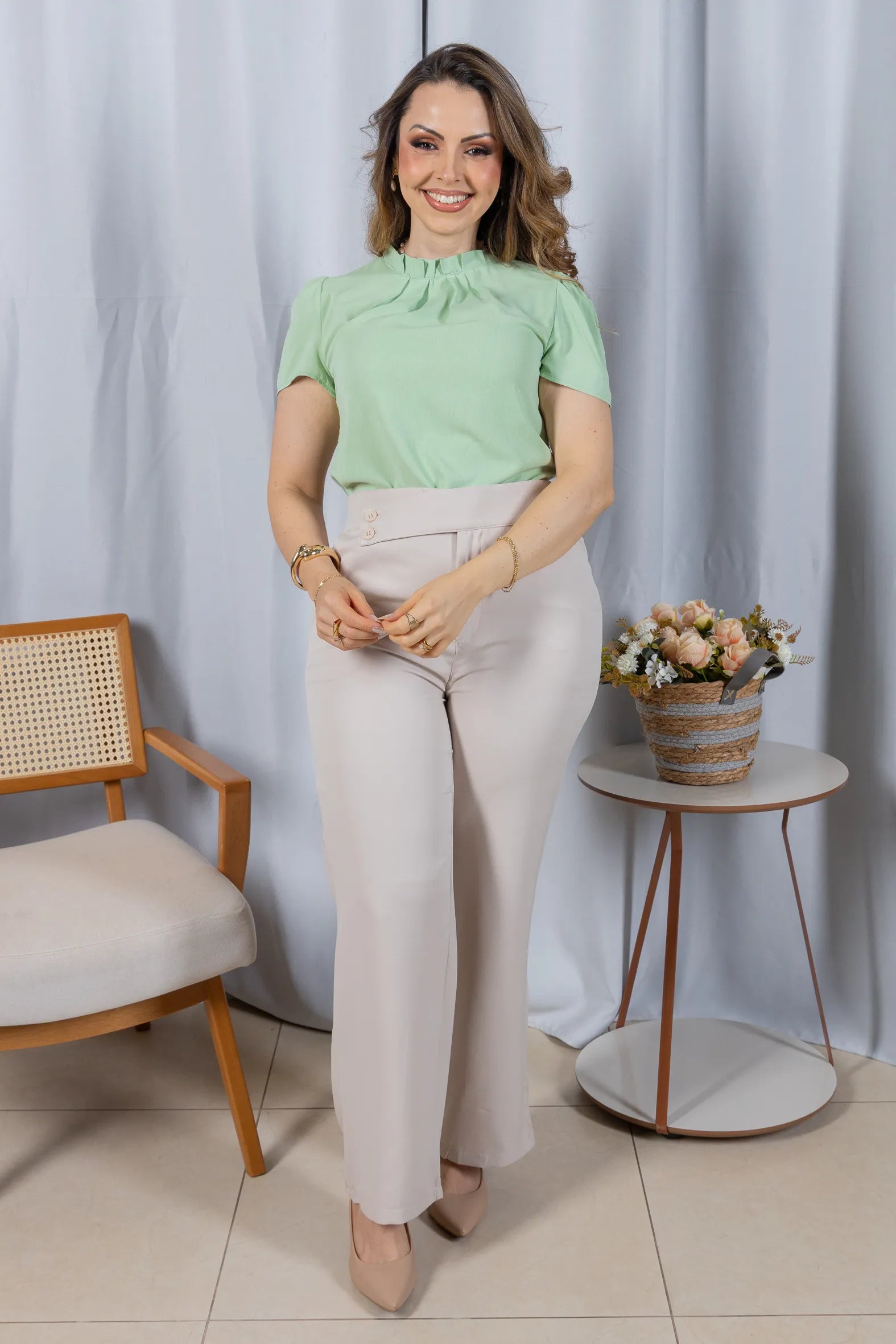 Blusa Manga Curta em Crepe Classic com Meia Gola e Pregas Dalila Verde