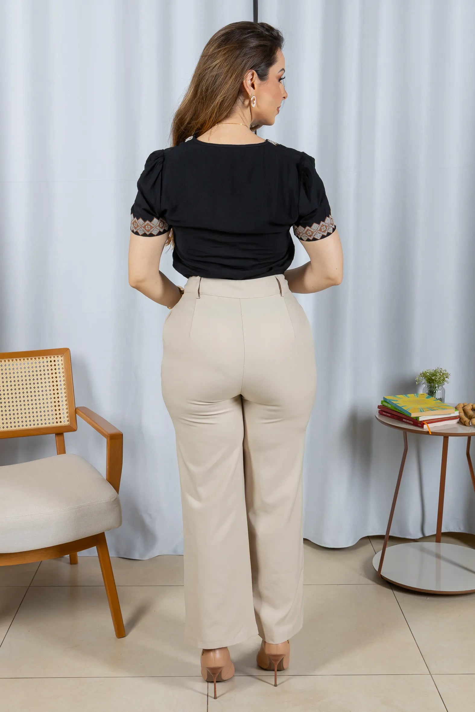 Blusa Manga Curta Detalhe Decote "V" Bordada Visco Brise Clarice Preta