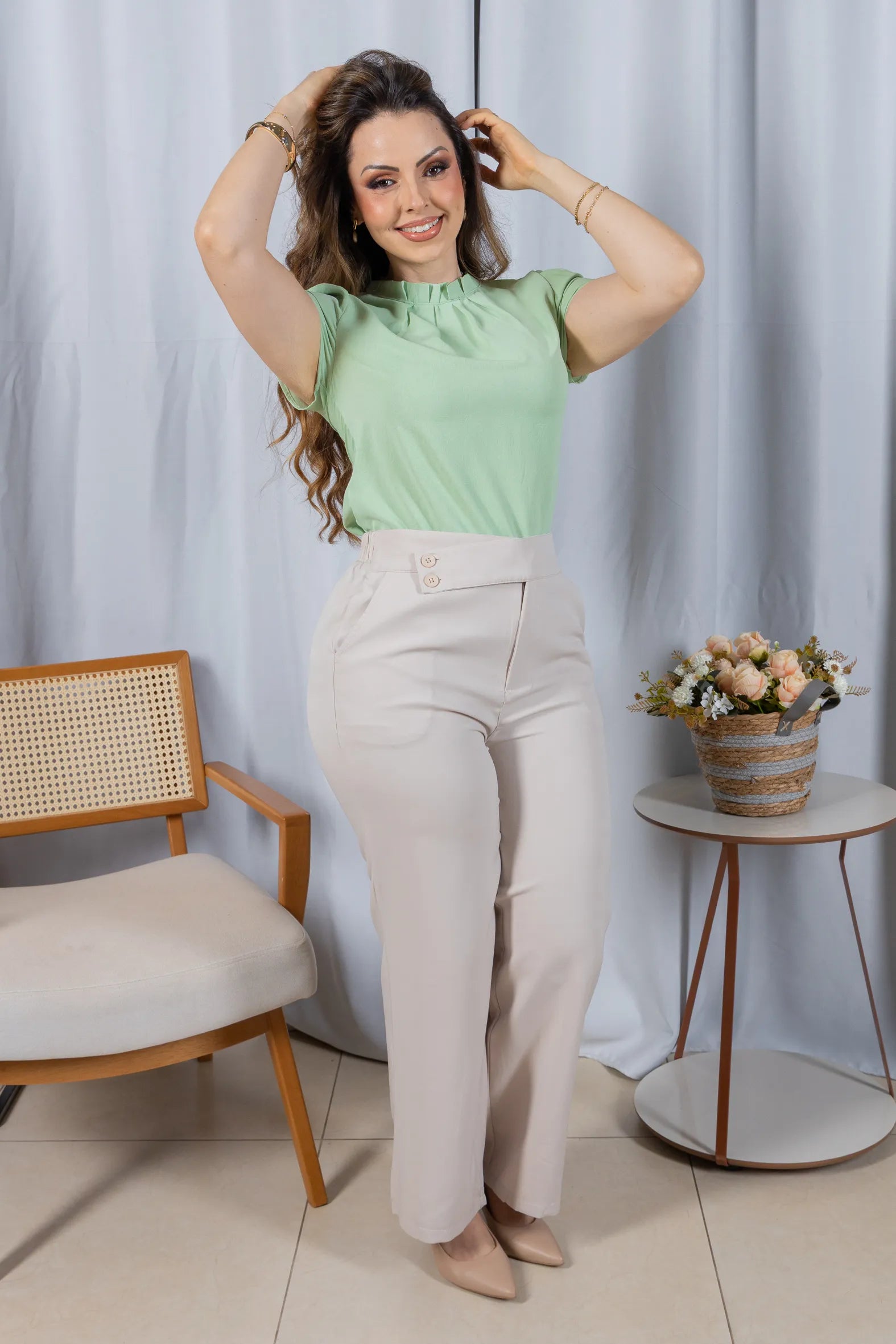 Blusa Manga Curta em Crepe Classic com Meia Gola e Pregas Dalila Verde