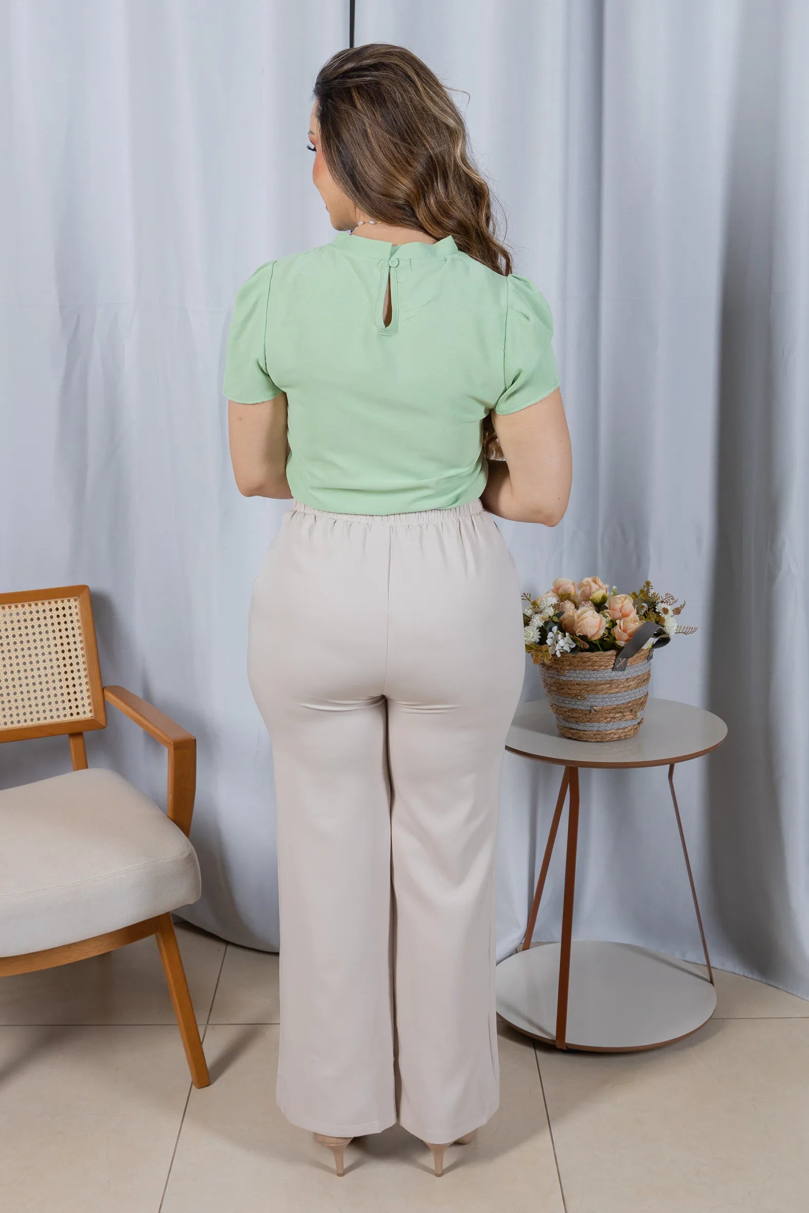 Blusa Manga Curta em Crepe Classic com Meia Gola e Pregas Dalila Verde