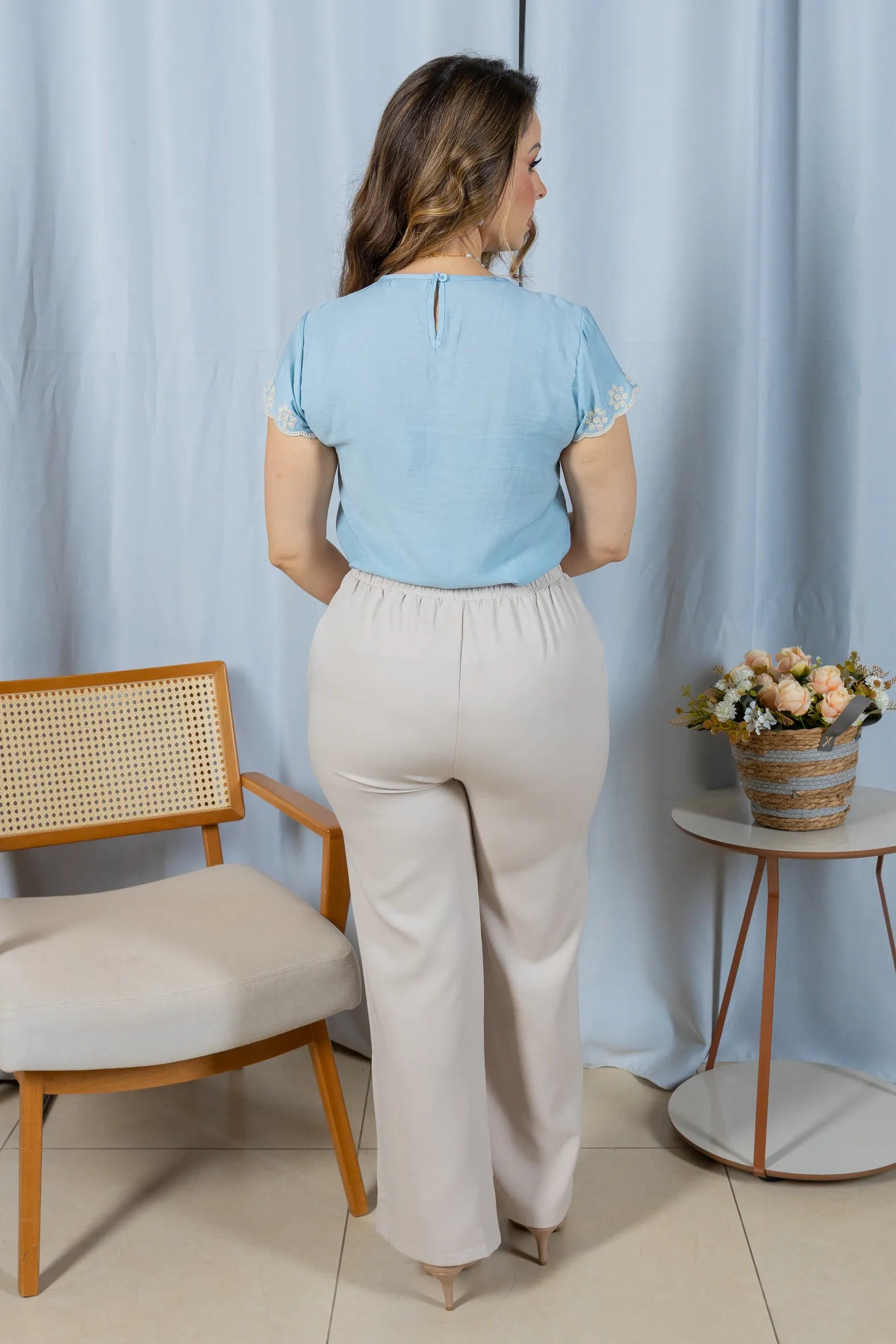 Blusa Manga Curta em Visco Soft com Detalhes Delicados Karina Azul