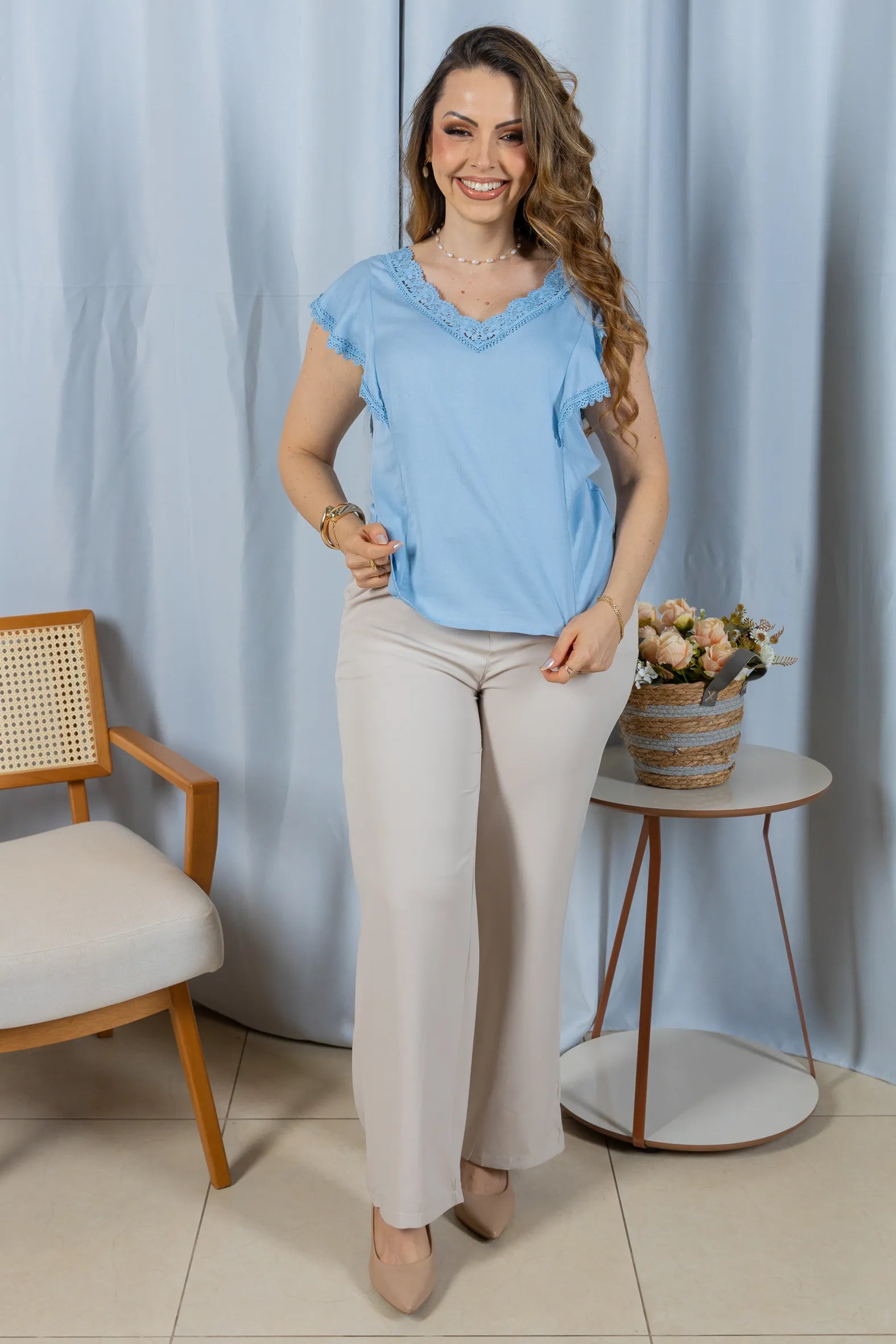 Blusa Manga Curta em Visco-Linho Decote em "V" com Detalhes em Renda Rute Azul
