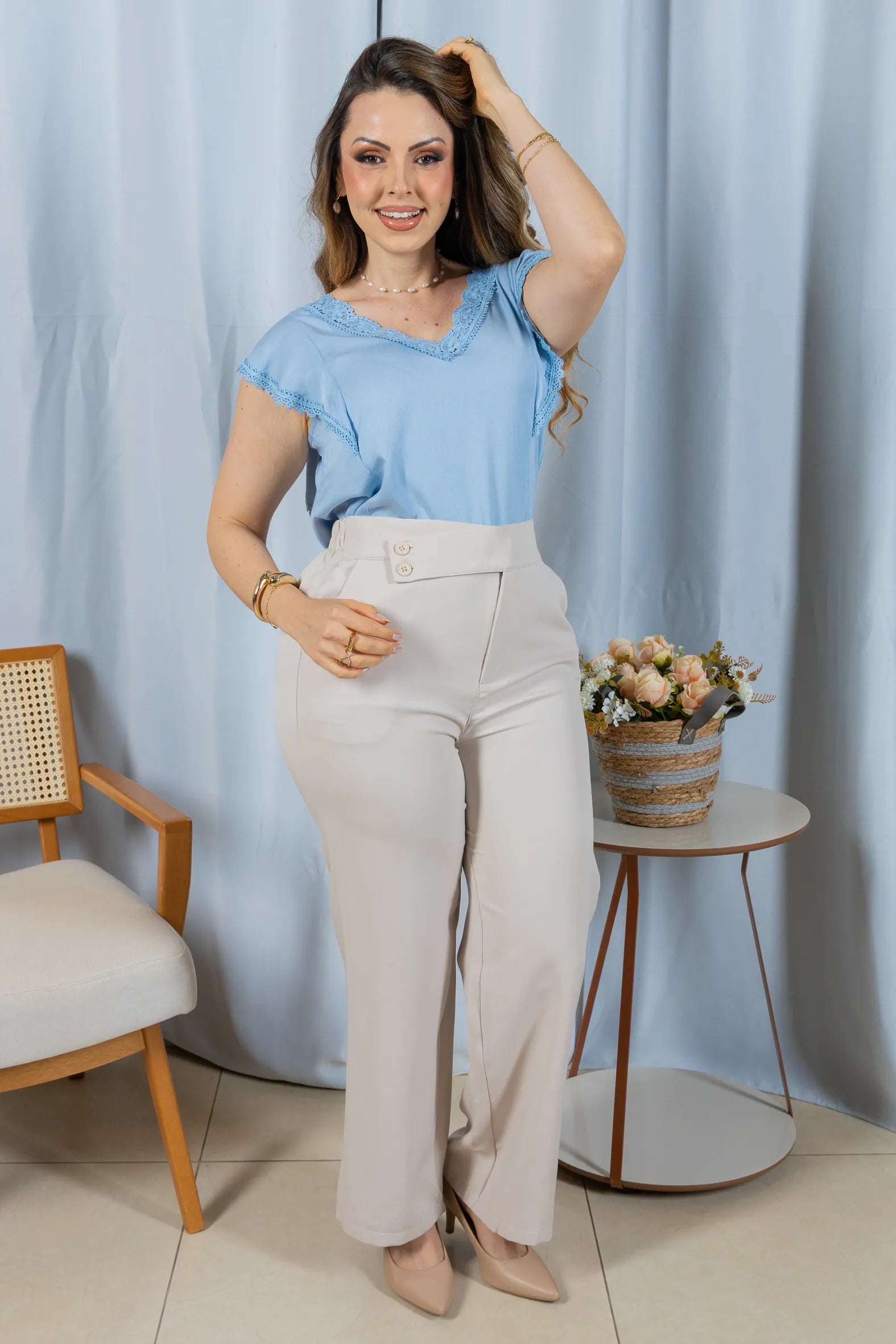 Blusa Manga Curta em Visco-Linho Decote em "V" com Detalhes em Renda Rute Azul