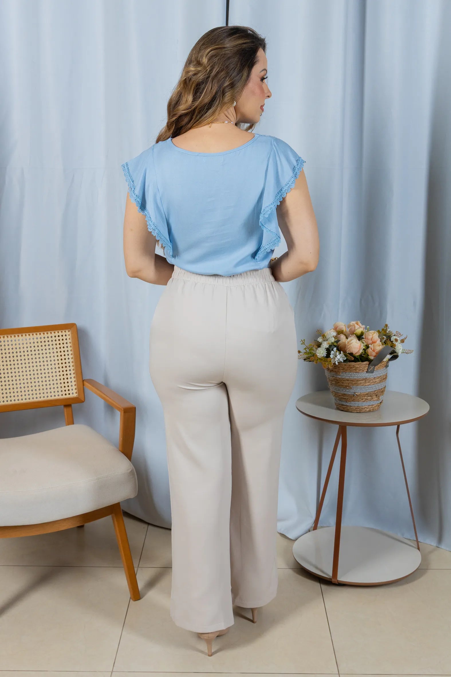Blusa Manga Curta em Visco-Linho Decote em "V" com Detalhes em Renda Rute Azul
