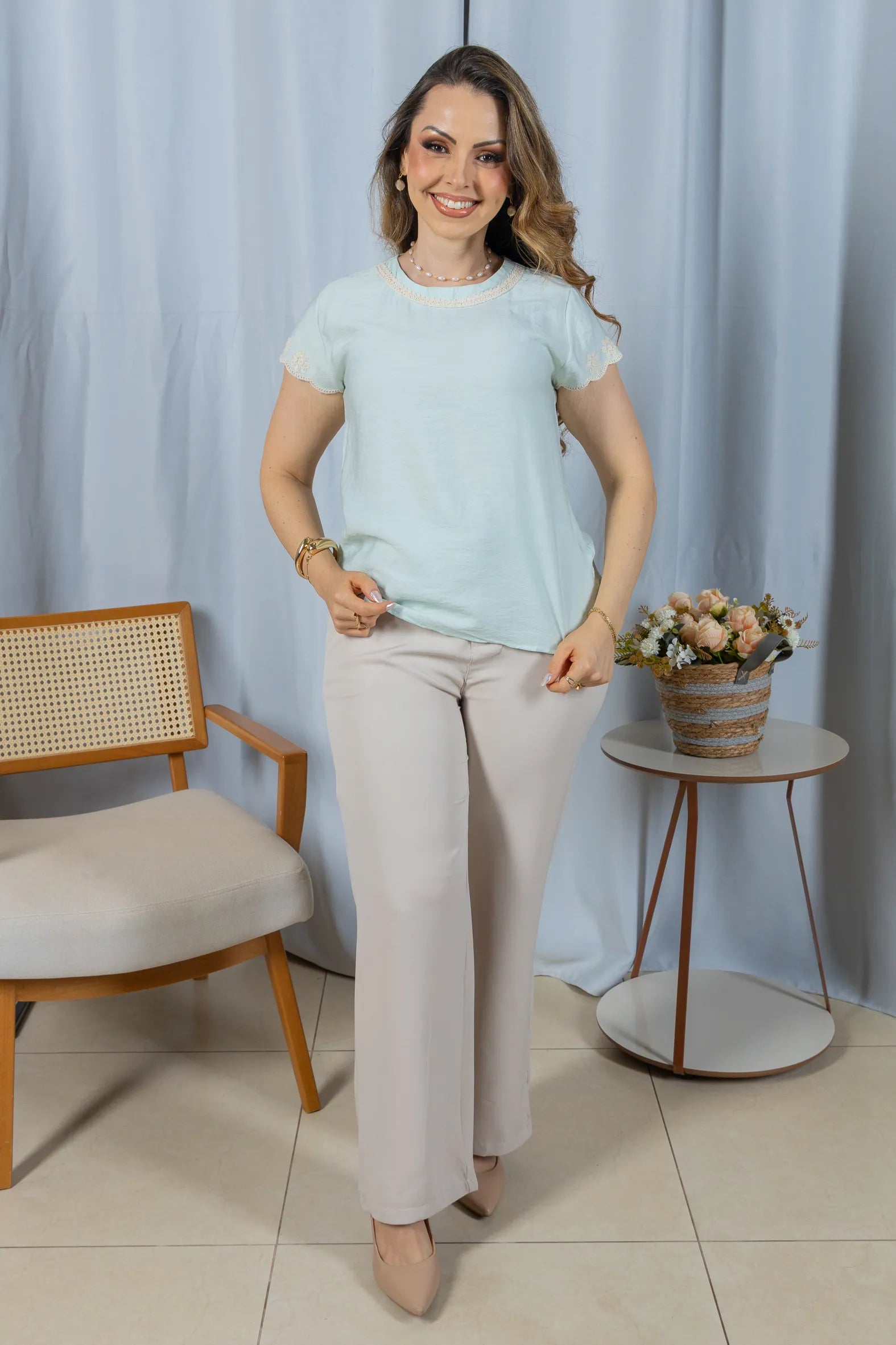 Blusa Manga Curta em Visco Soft com Detalhes Delicados Karina Verde