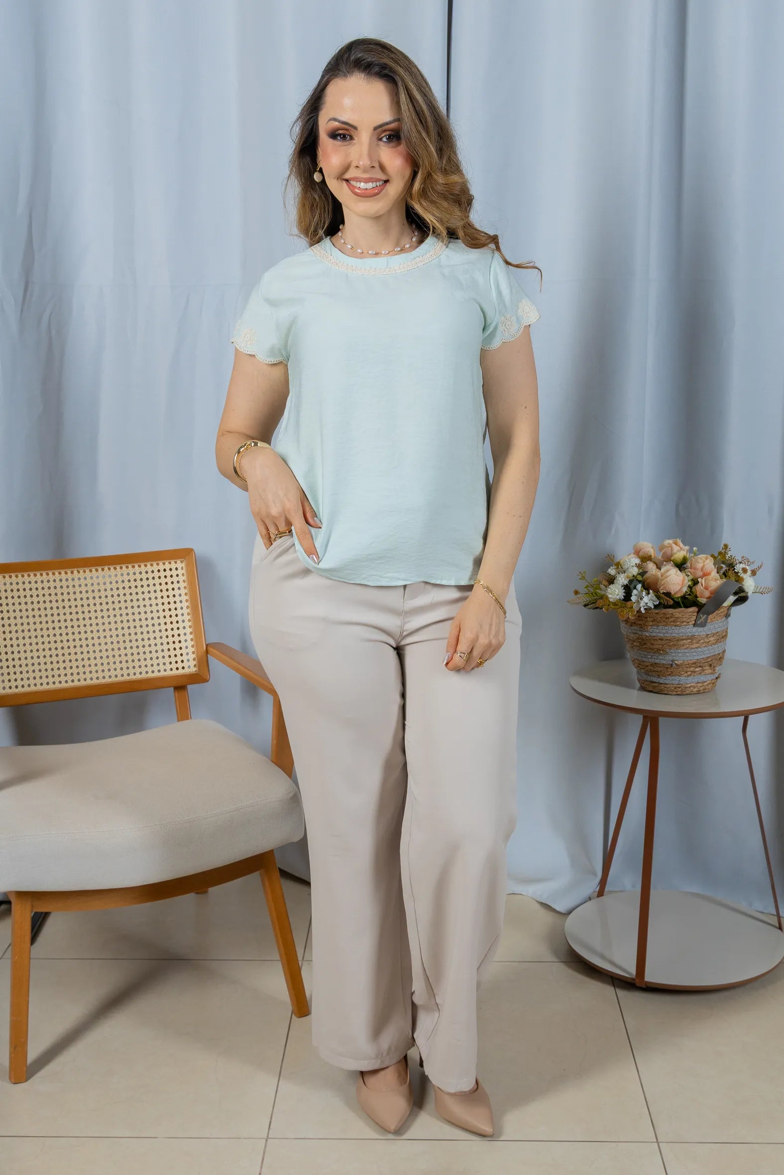 Blusa Manga Curta em Visco Soft com Detalhes Delicados Karina Verde