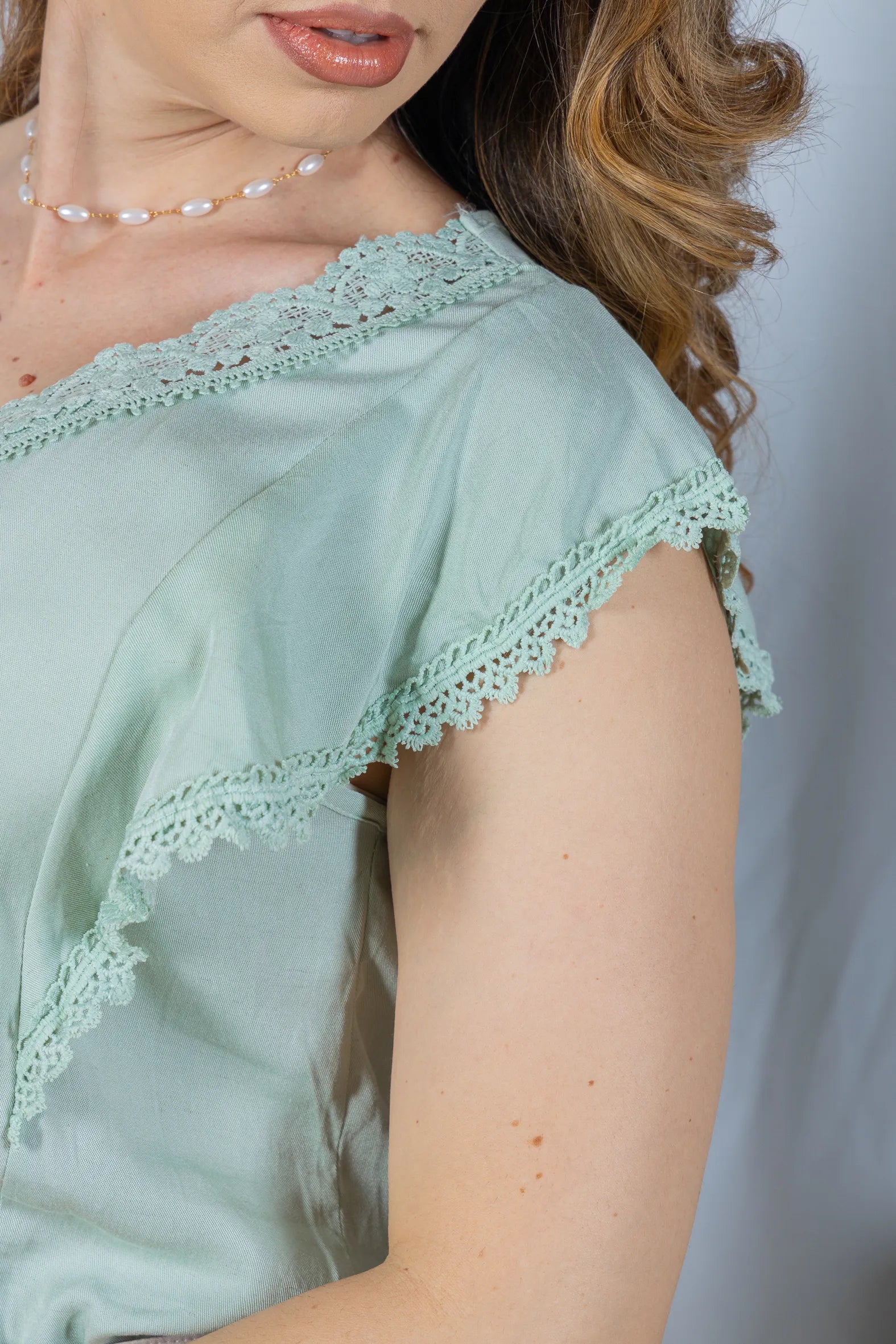 Blusa Manga Curta em Visco-Linho Decote em "V" com Detalhes em Renda Rute Verde
