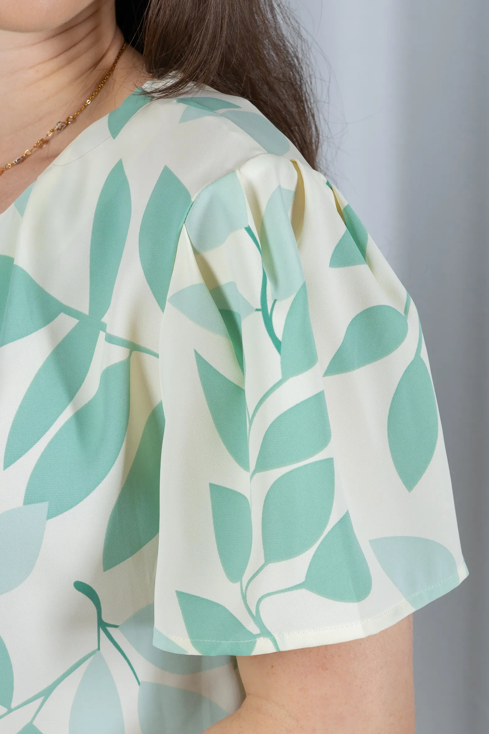 Blusa Manga Curta Estampada Folhagem Crepe Classic Joelma Verde