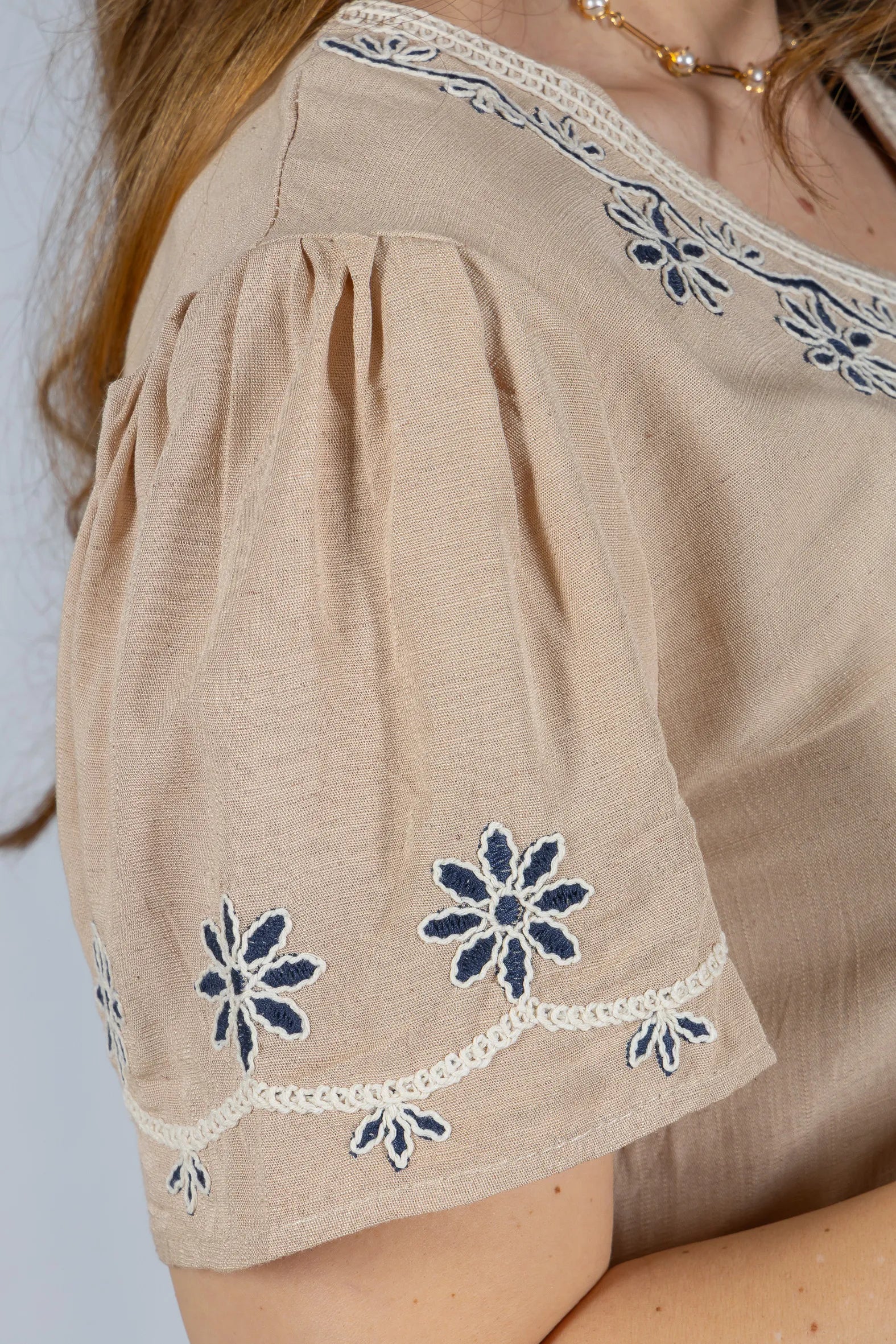 Blusa Manga Curta Detalhe Bordado Visco Linho Lúcia Bege