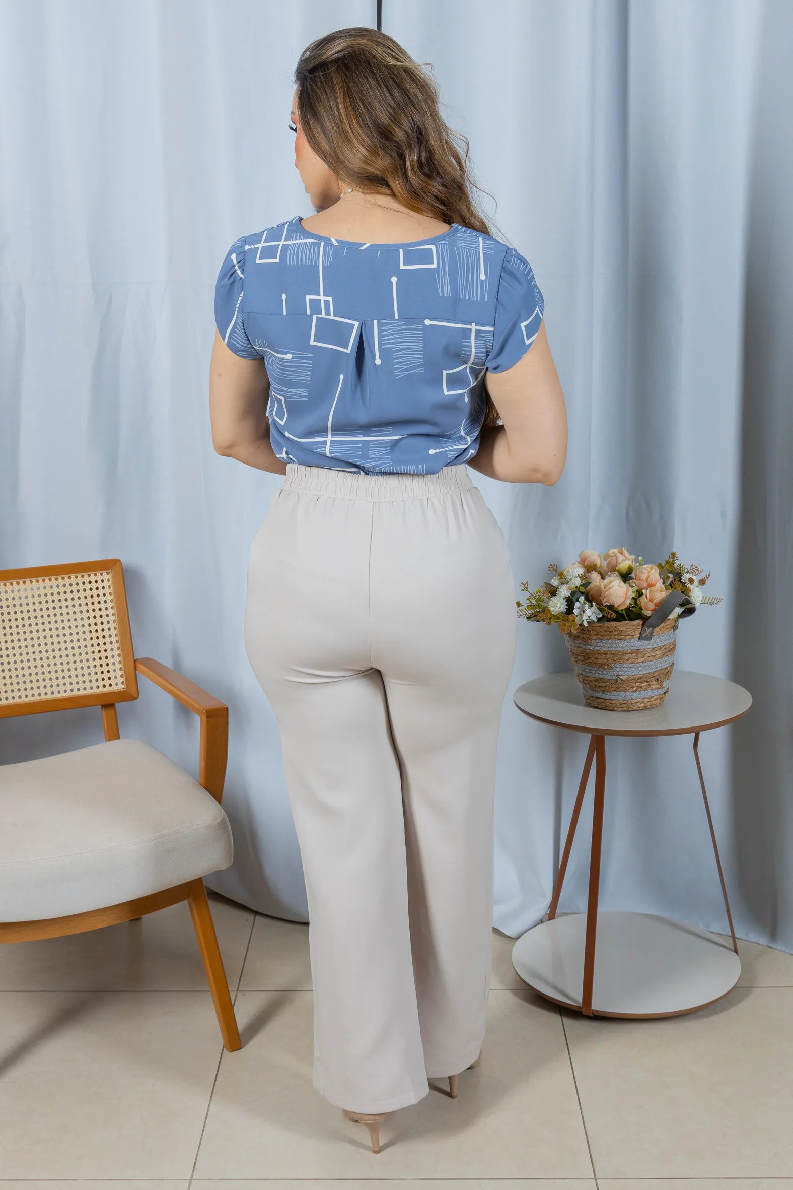 Blusa Manga Curta em Crepe Classic Decote em "V" Estampa Geométrica Emily Azul