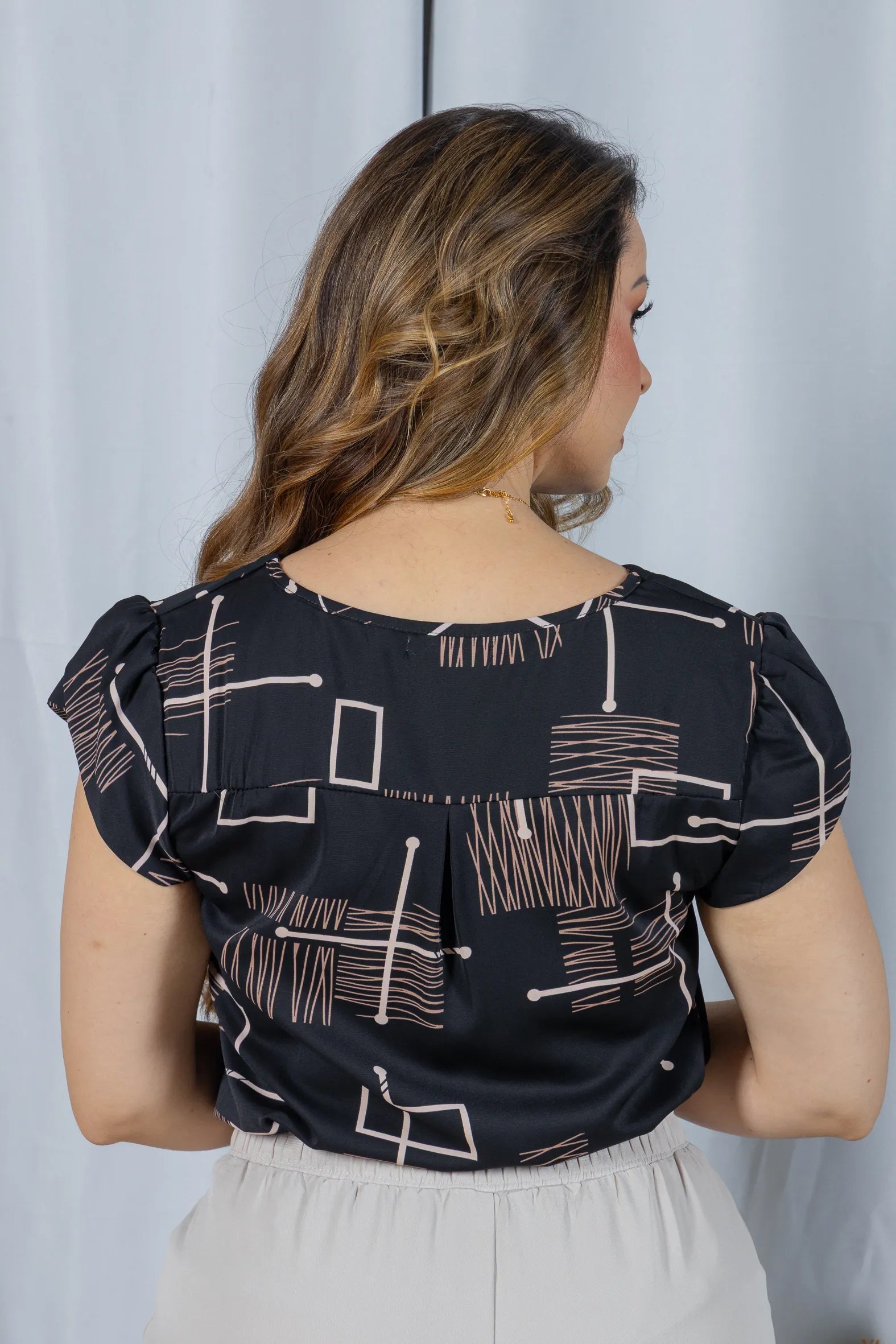 Blusa Manga Curta em Crepe Classic Decote em "V" Estampa Geométrica Emily Preta