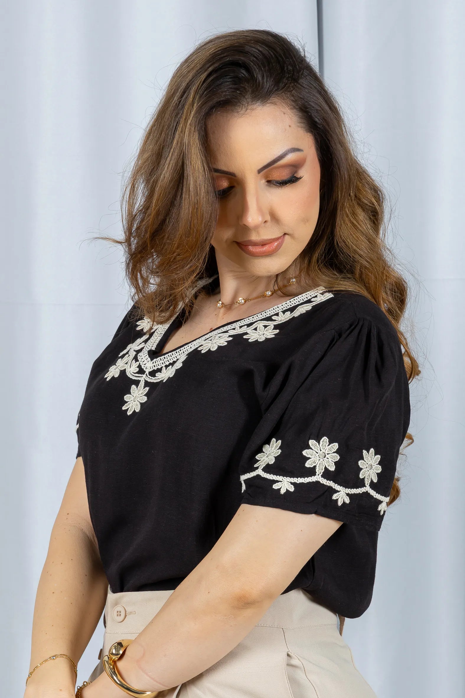 Blusa Manga Curta Detalhe Bordado Visco Linho Lúcia Preta