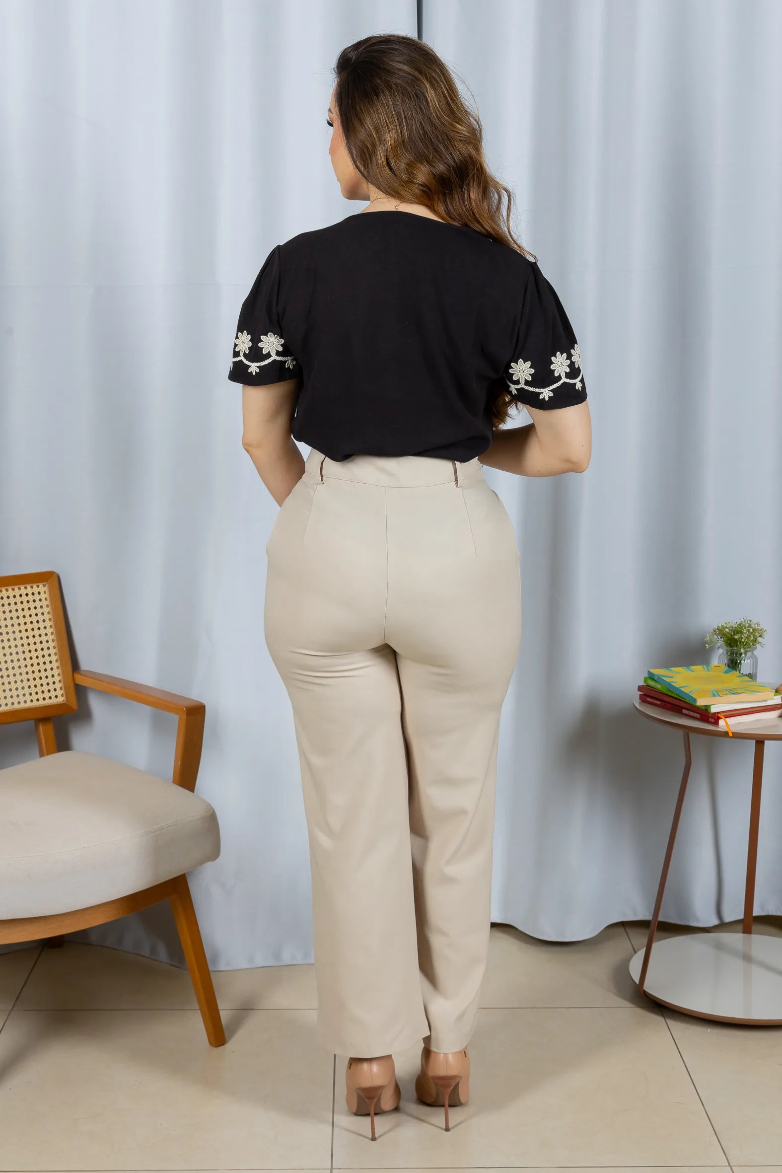 Blusa Manga Curta Detalhe Bordado Visco Linho Lúcia Preta