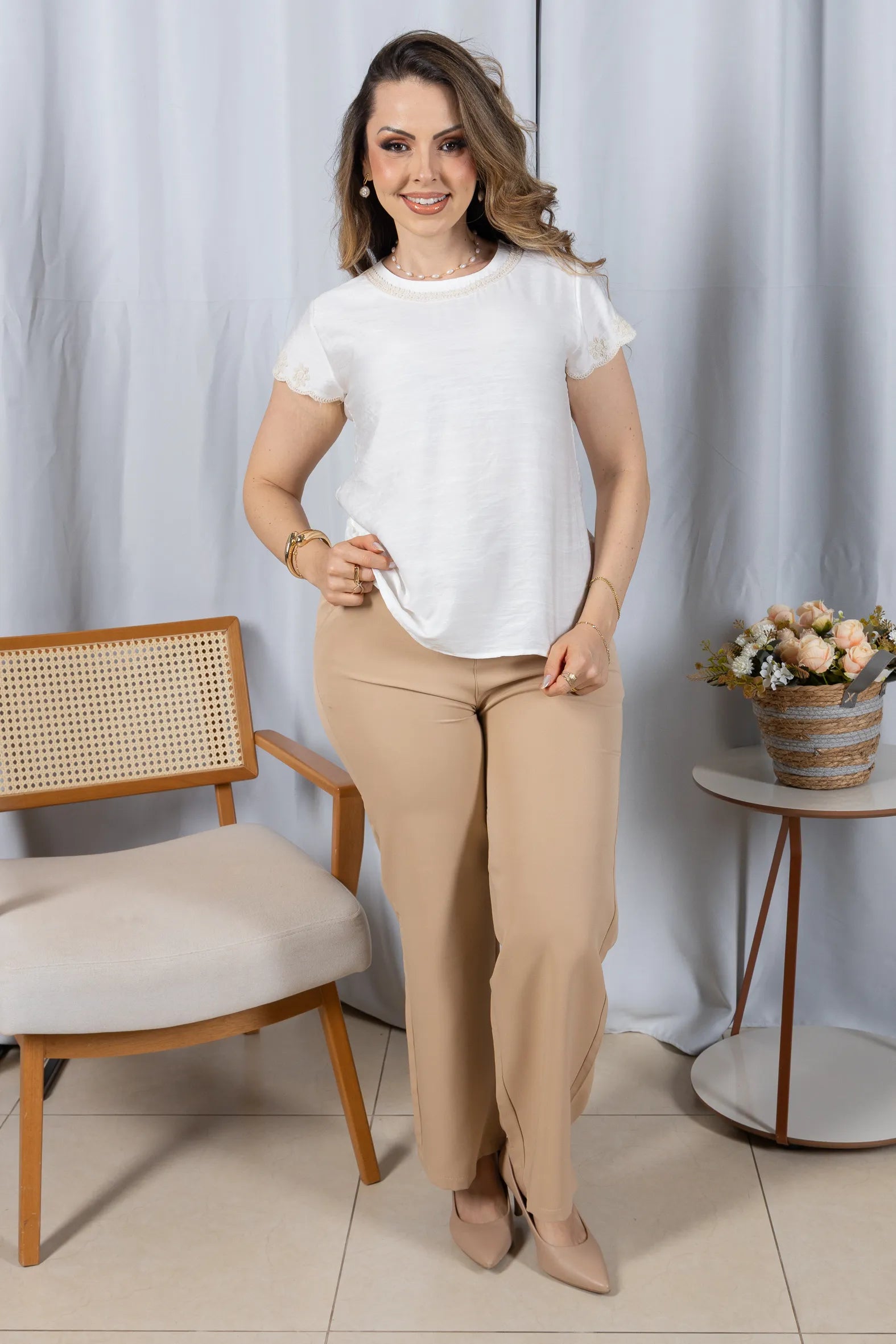 Blusa Manga Curta em Visco Soft com Detalhes Delicados Karina Branca