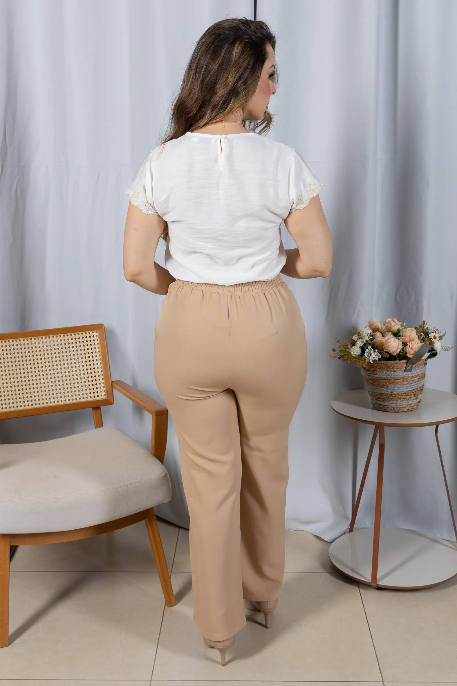 Blusa Manga Curta em Visco Soft com Detalhes Delicados Karina Branca