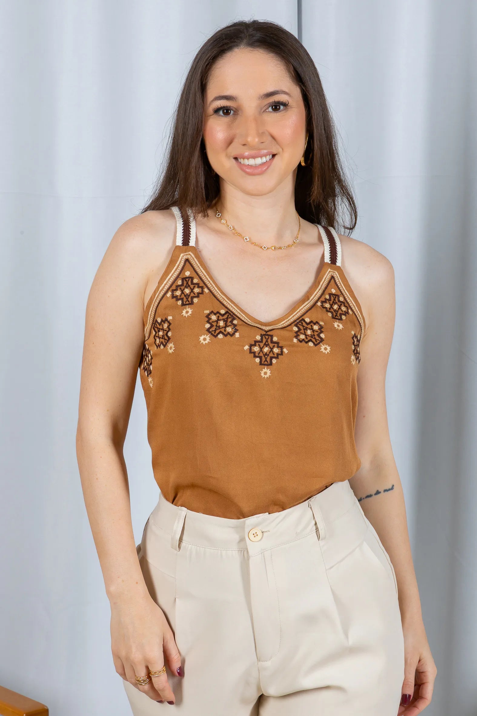 Regata Detalhe Bordado Decote Busto Visco Linho Luciana Marrom