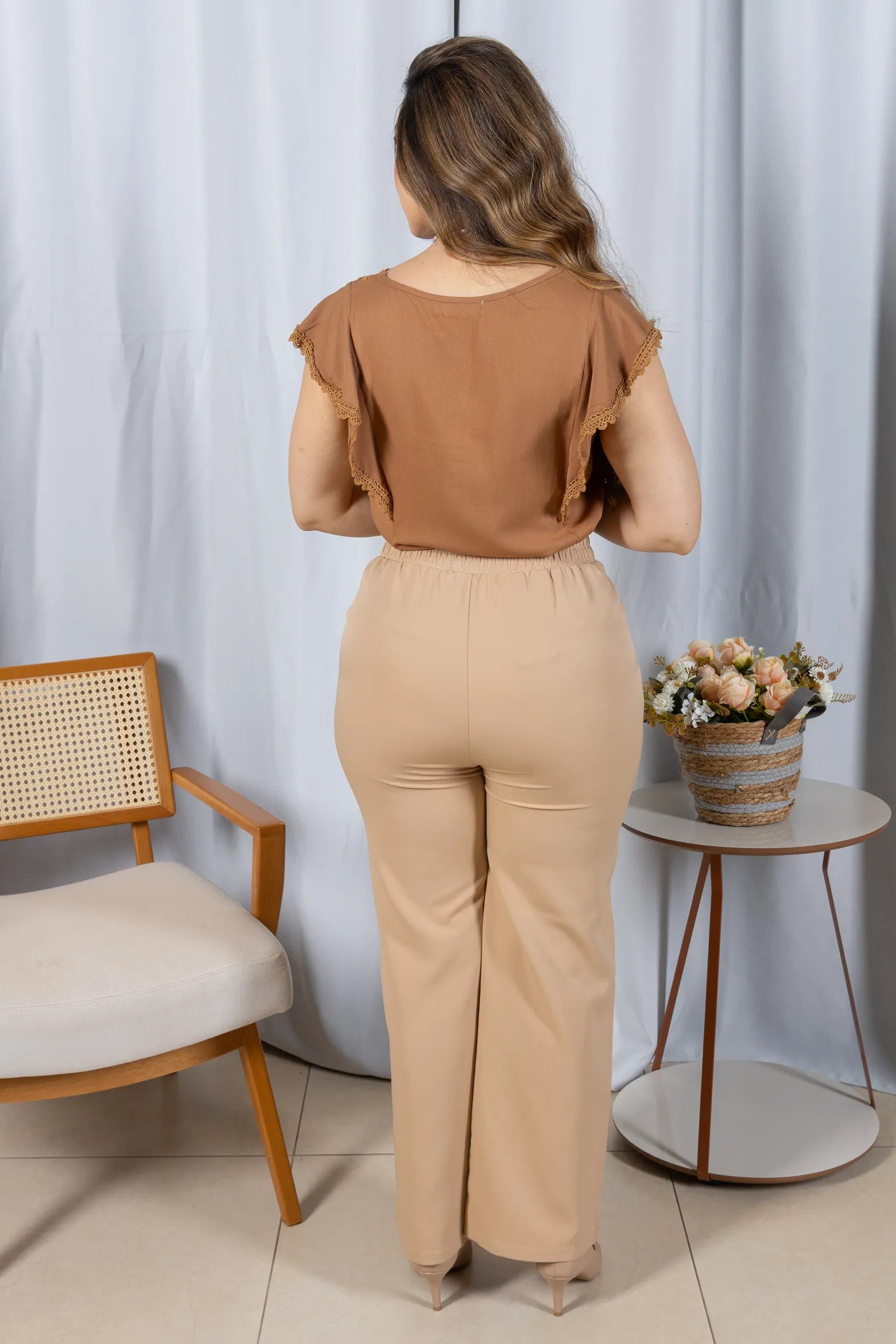 Blusa Manga Curta em Visco-Linho Decote em "V" com Detalhes em Renda Rute Marrom