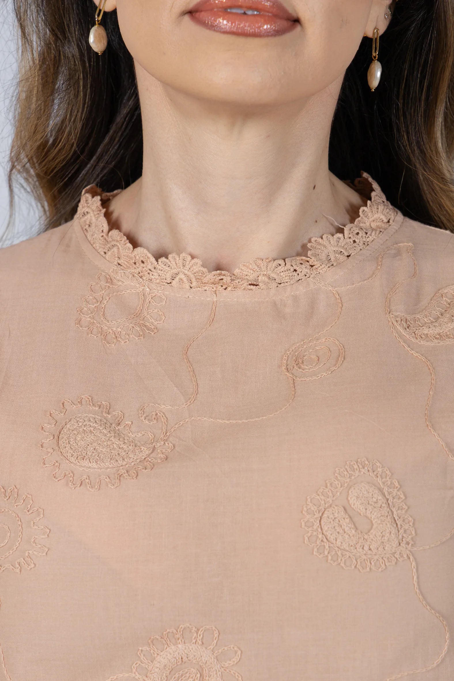 Blusa em Laise Mirela Bege — Feminina, fresca e elegante sem exagero