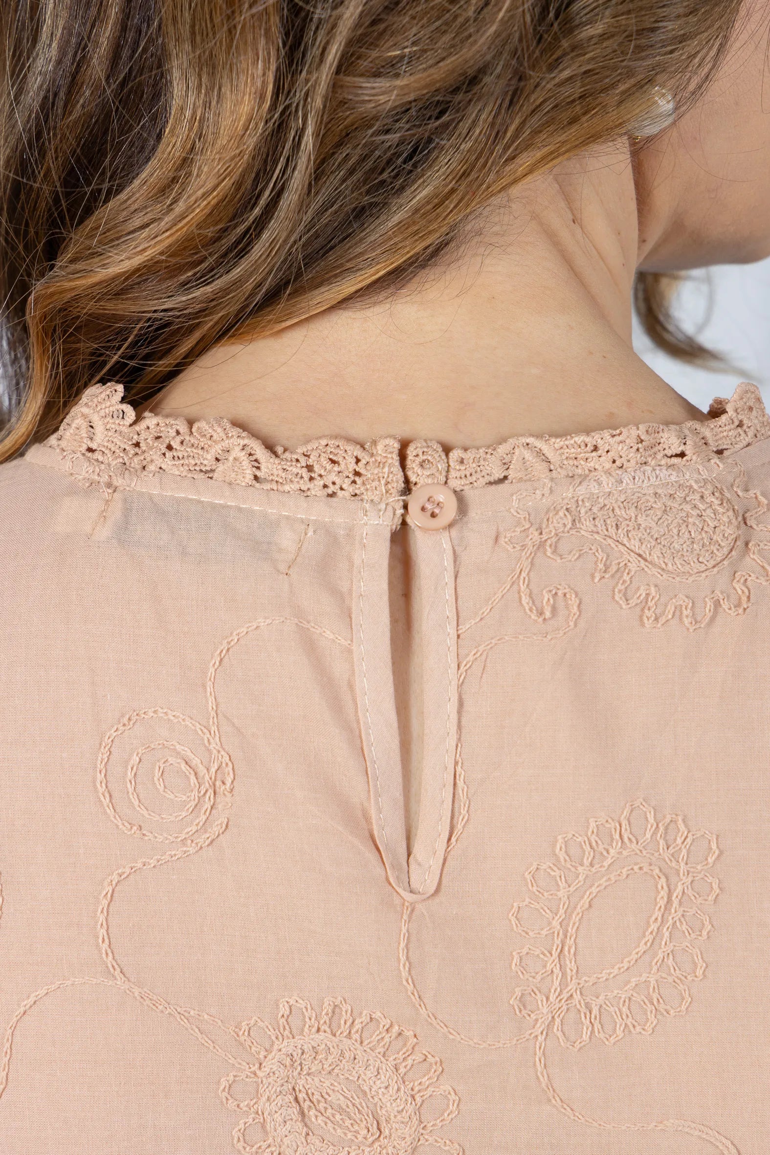 Blusa em Laise Mirela Bege — Feminina, fresca e elegante sem exagero
