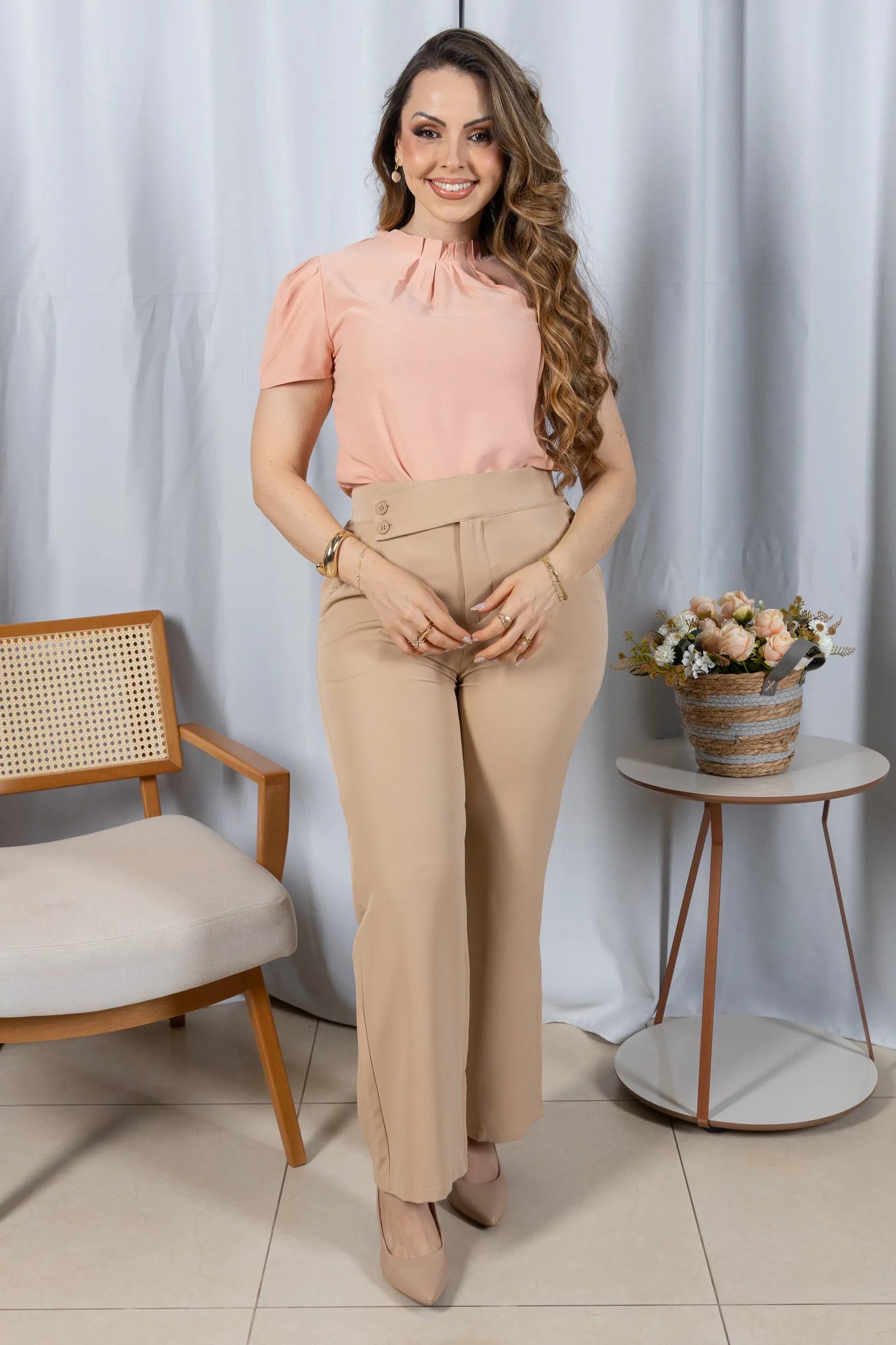 Blusa Manga Curta em Crepe Classic com Meia Gola e Pregas Dalila Coral
