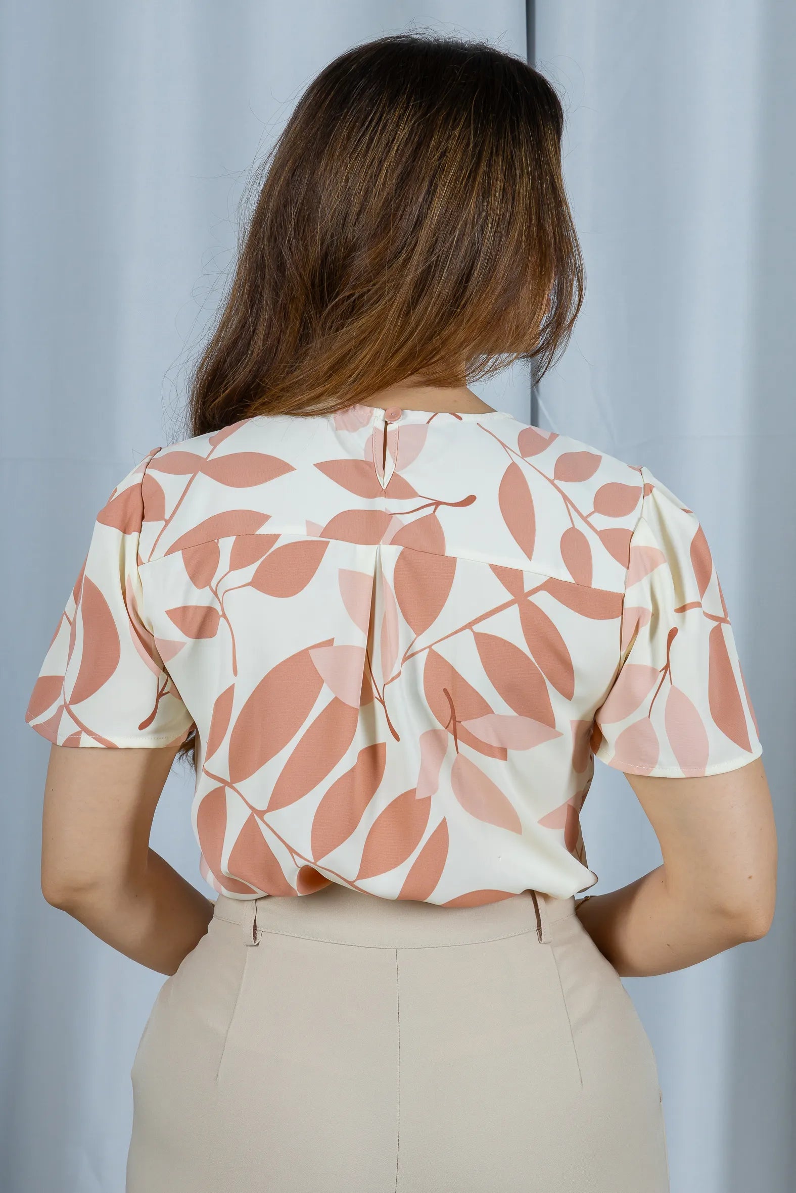 Blusa Manga Curta Estampada Folhagem Crepe Classic Joelma Rose