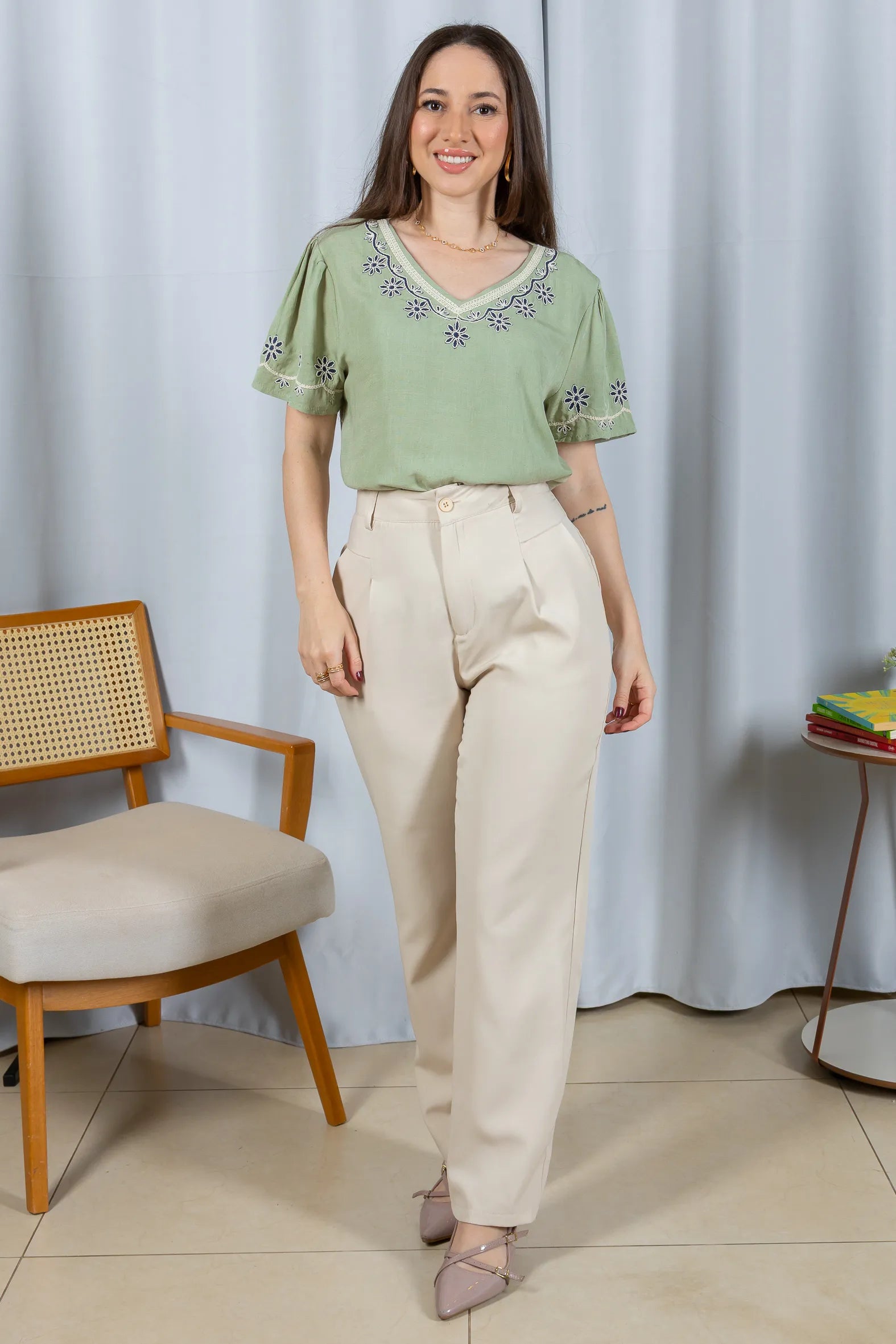 Blusa Manga Curta Detalhe Bordado Visco Linho Lúcia Verde