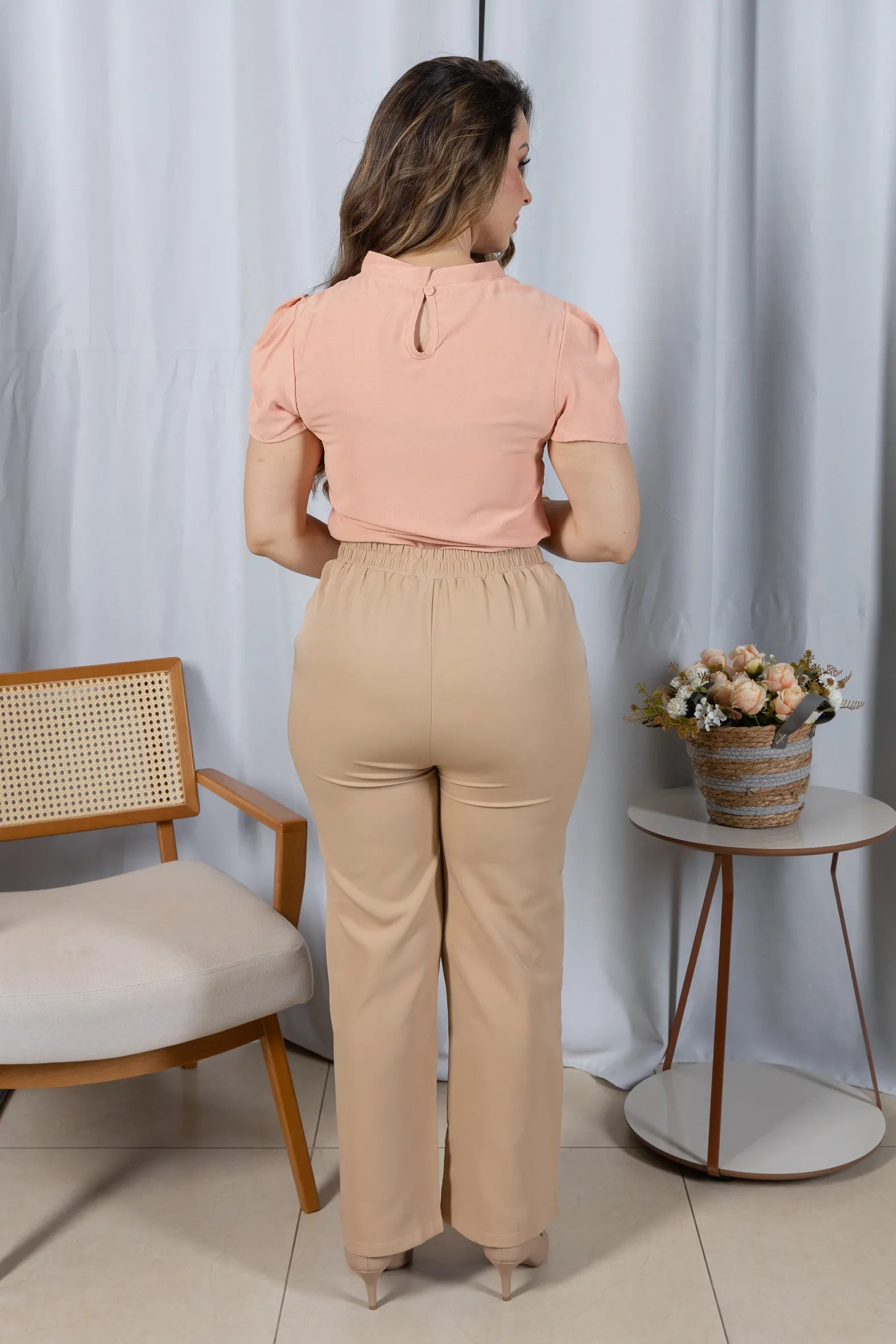 Blusa Manga Curta em Crepe Classic com Meia Gola e Pregas Dalila Coral