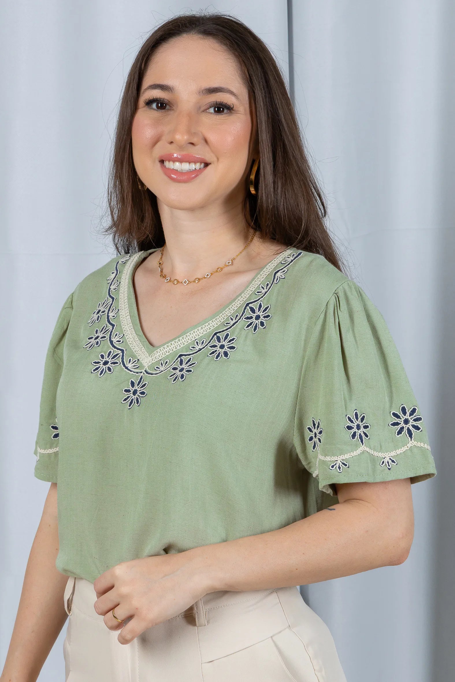 Blusa Manga Curta Detalhe Bordado Visco Linho Lúcia Verde