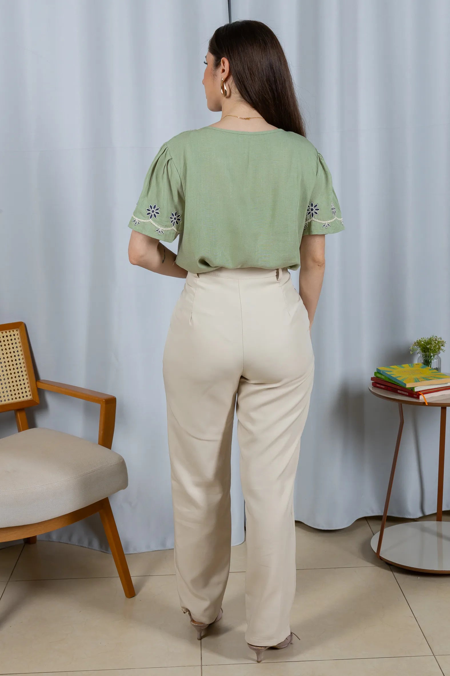 Blusa Manga Curta Detalhe Bordado Visco Linho Lúcia Verde