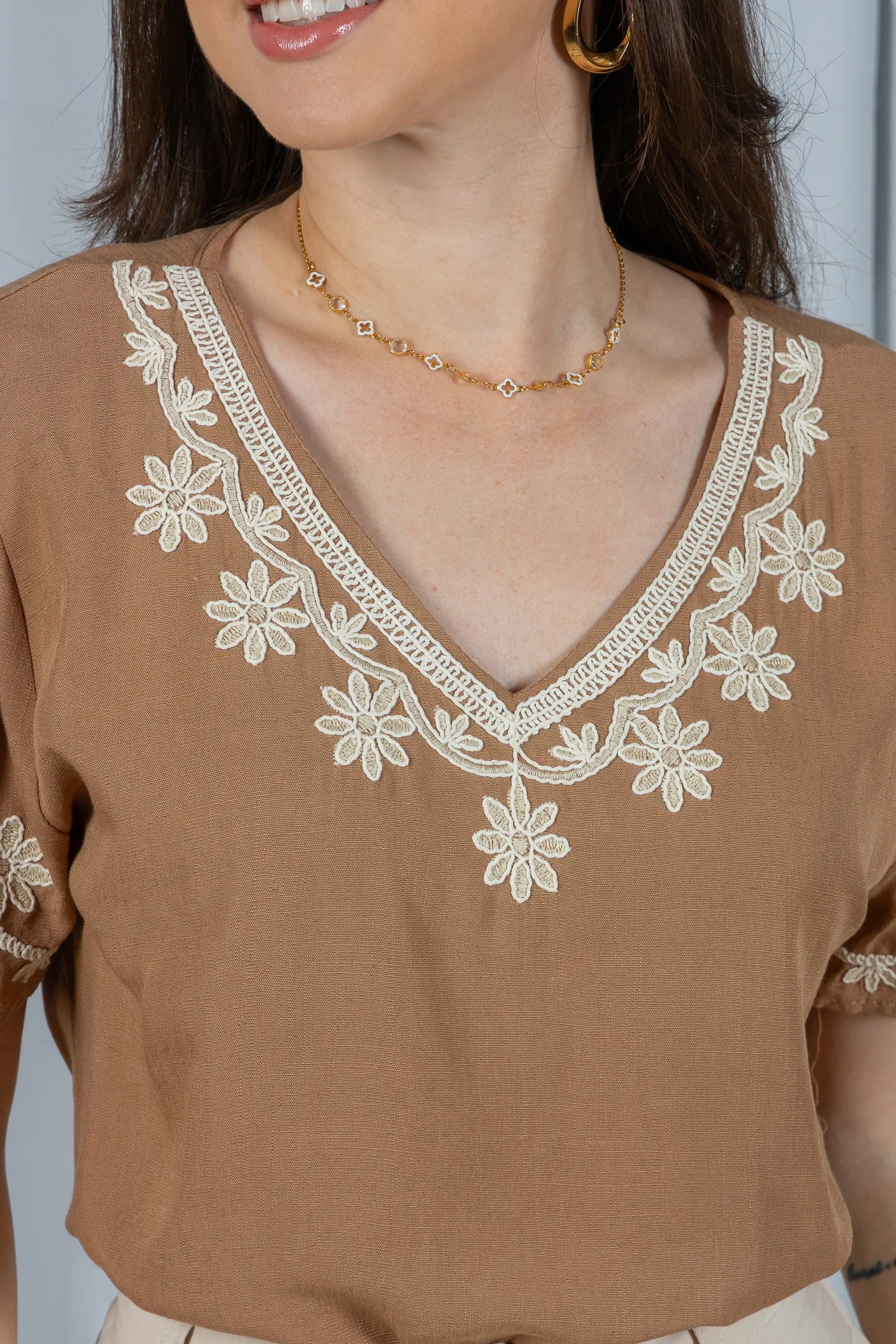 Blusa Manga Curta Detalhe Bordado Visco Linho Lúcia Marrom