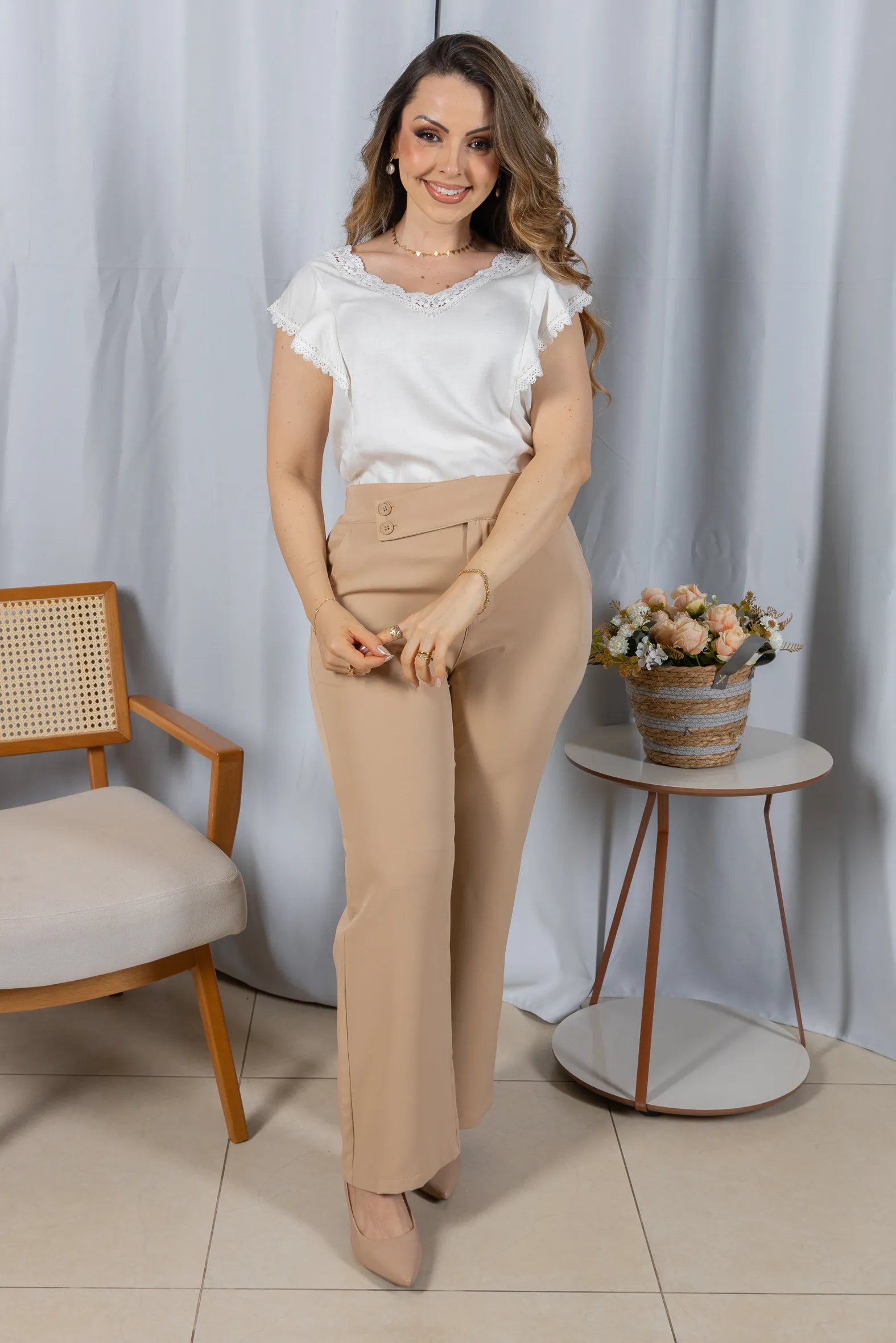 Blusa Manga Curta em Visco-Linho Decote em "V" com Detalhes em Renda Rute Off White