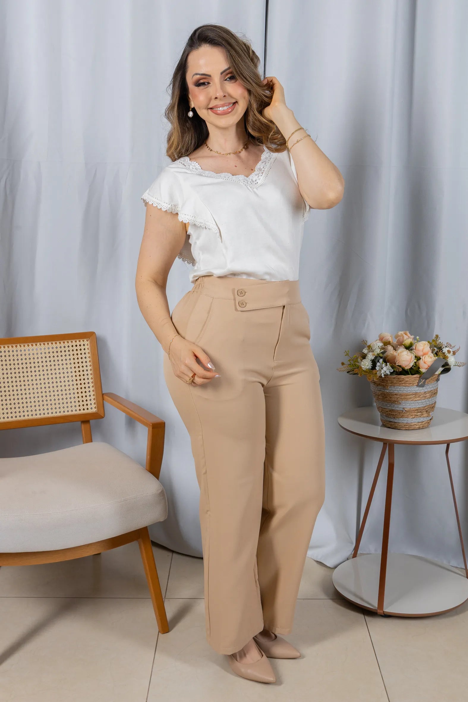 Blusa Manga Curta em Visco-Linho Decote em "V" com Detalhes em Renda Rute Off White