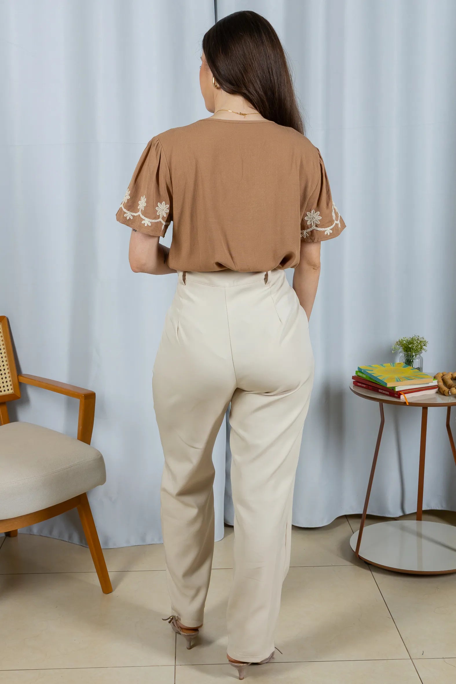 Blusa Manga Curta Detalhe Bordado Visco Linho Lúcia Marrom