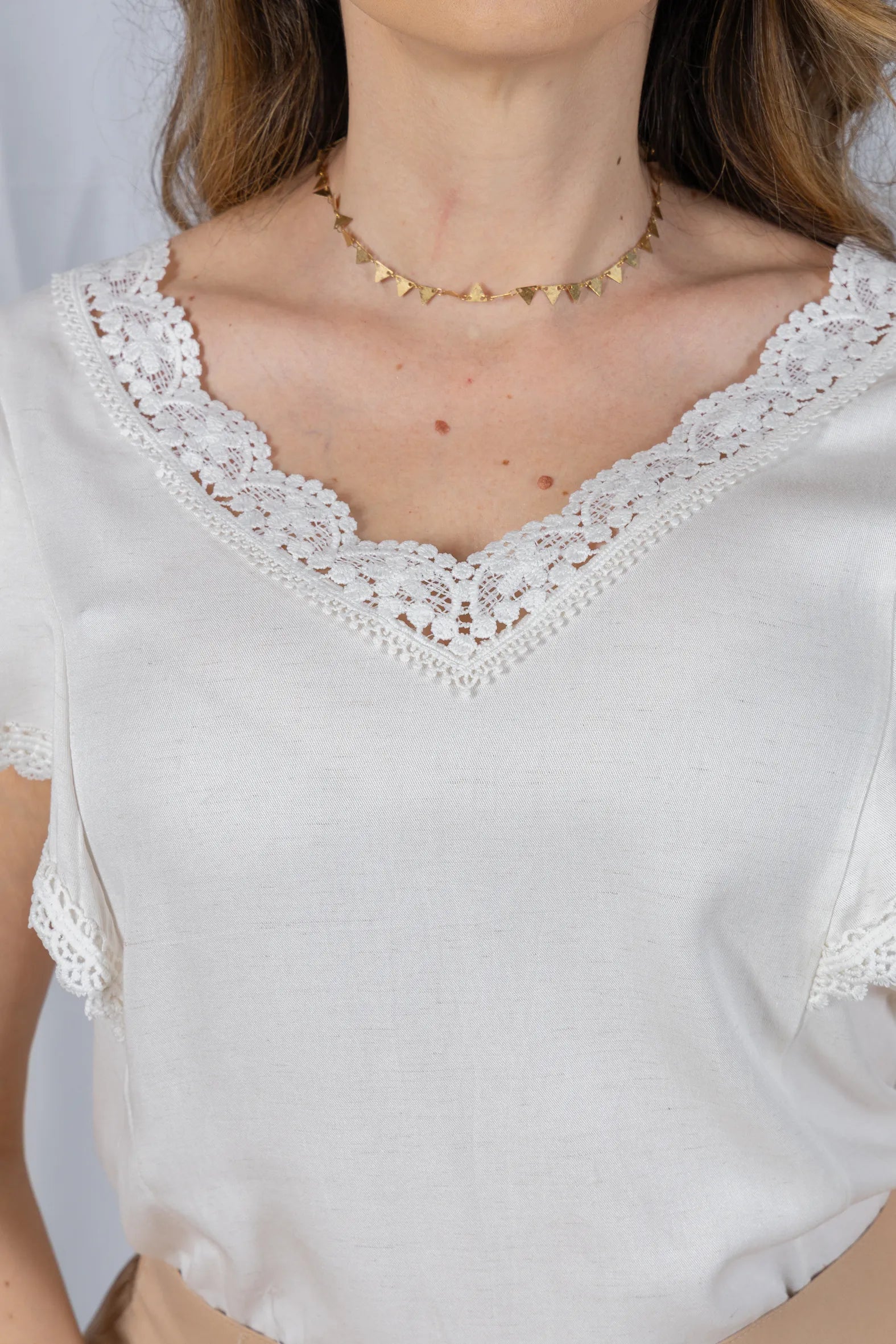 Blusa Manga Curta em Visco-Linho Decote em "V" com Detalhes em Renda Rute Off White