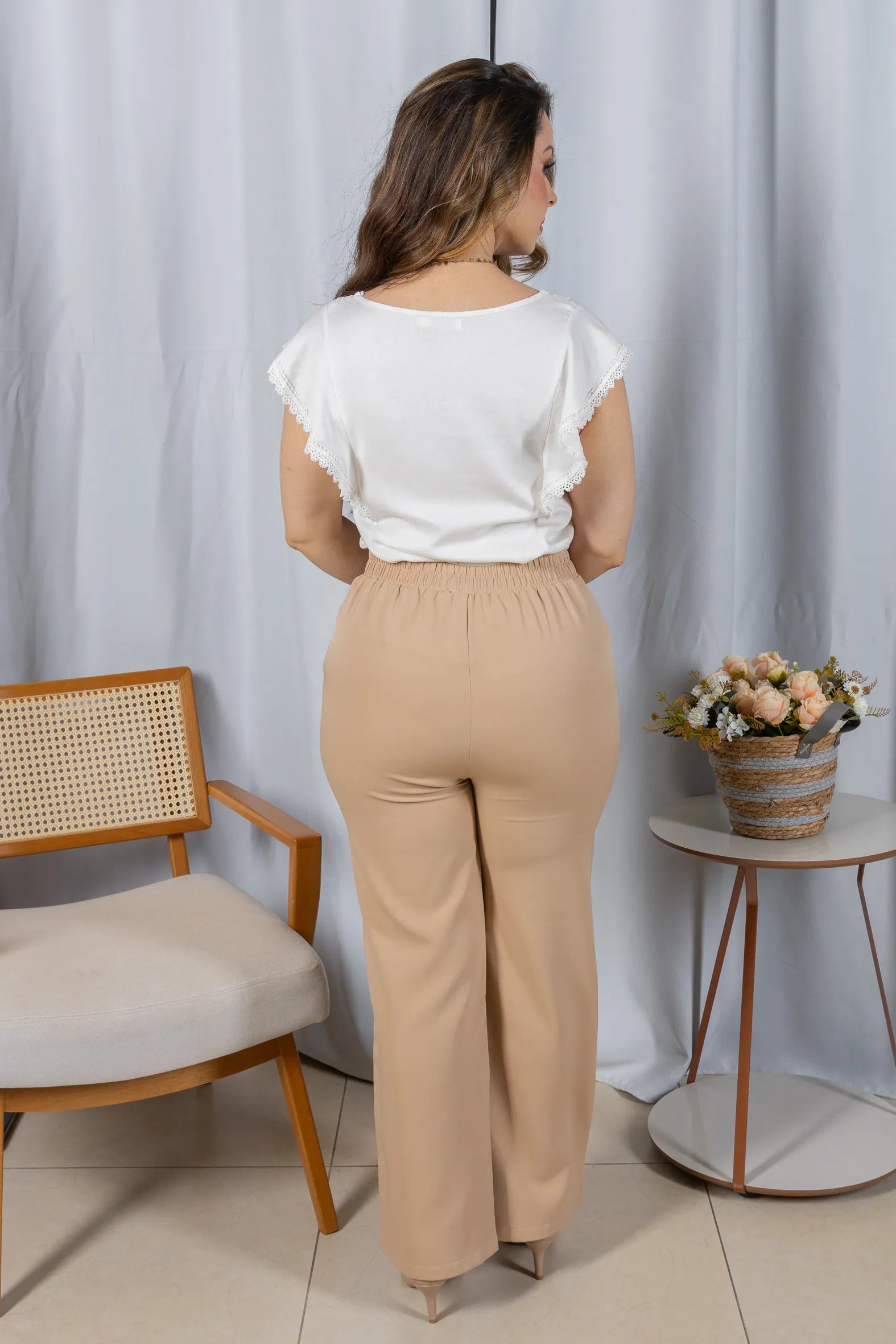 Blusa Manga Curta em Visco-Linho Decote em "V" com Detalhes em Renda Rute Off White