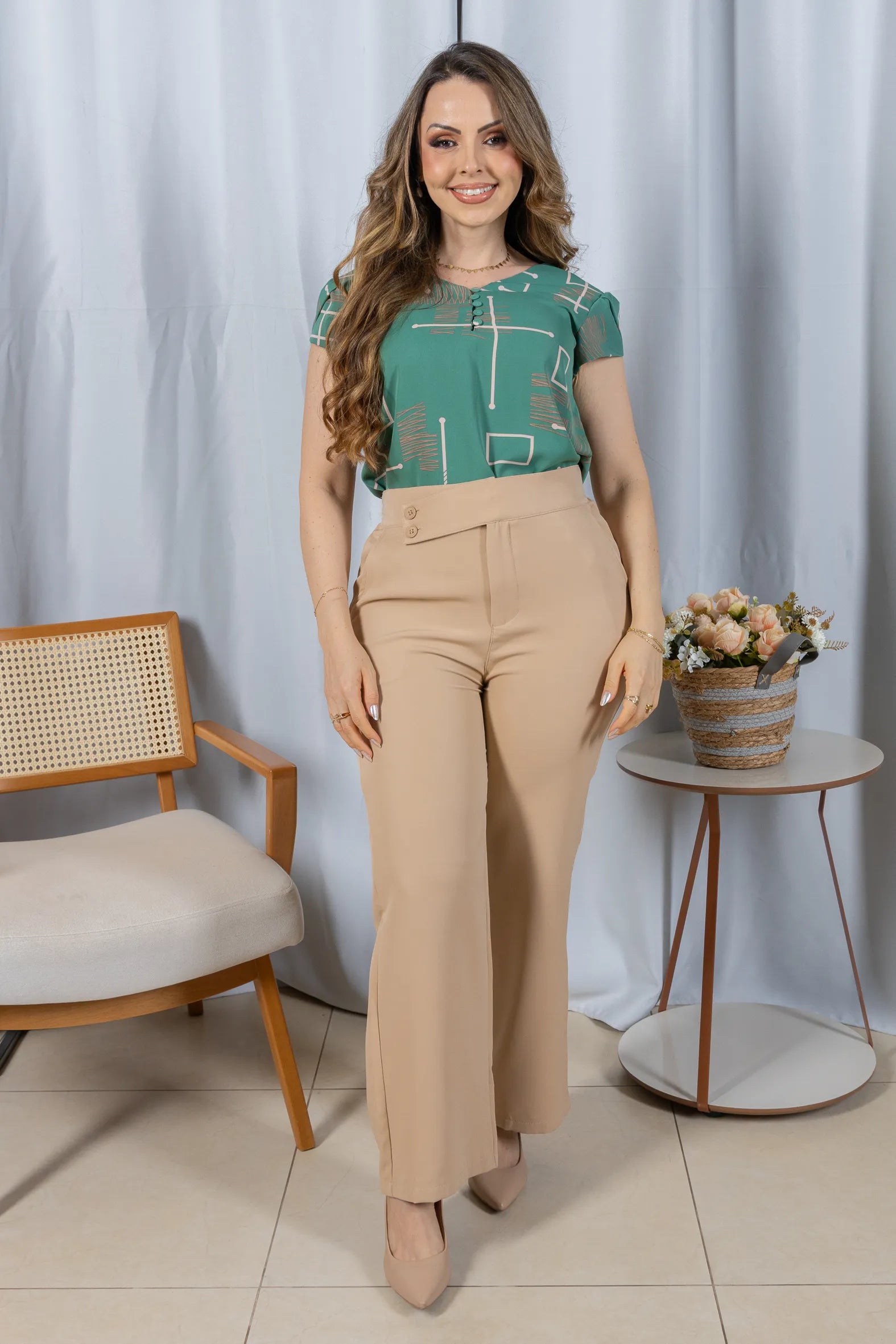 Blusa Manga Curta em Crepe Classic Decote em "V" Estampa Geométrica Emily Verde