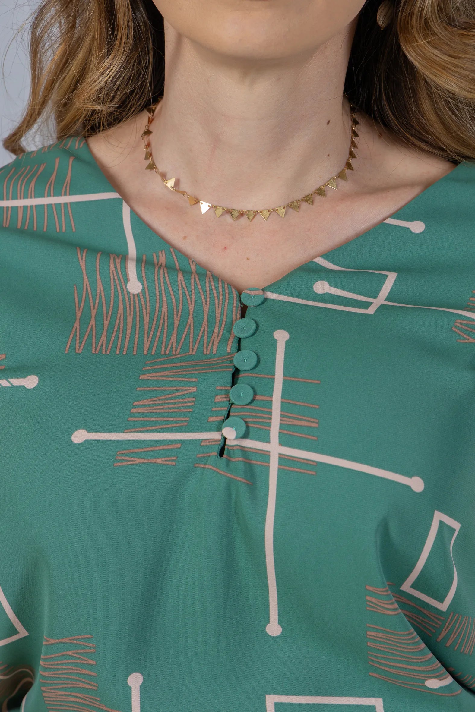 Blusa Manga Curta em Crepe Classic Decote em "V" Estampa Geométrica Emily Verde